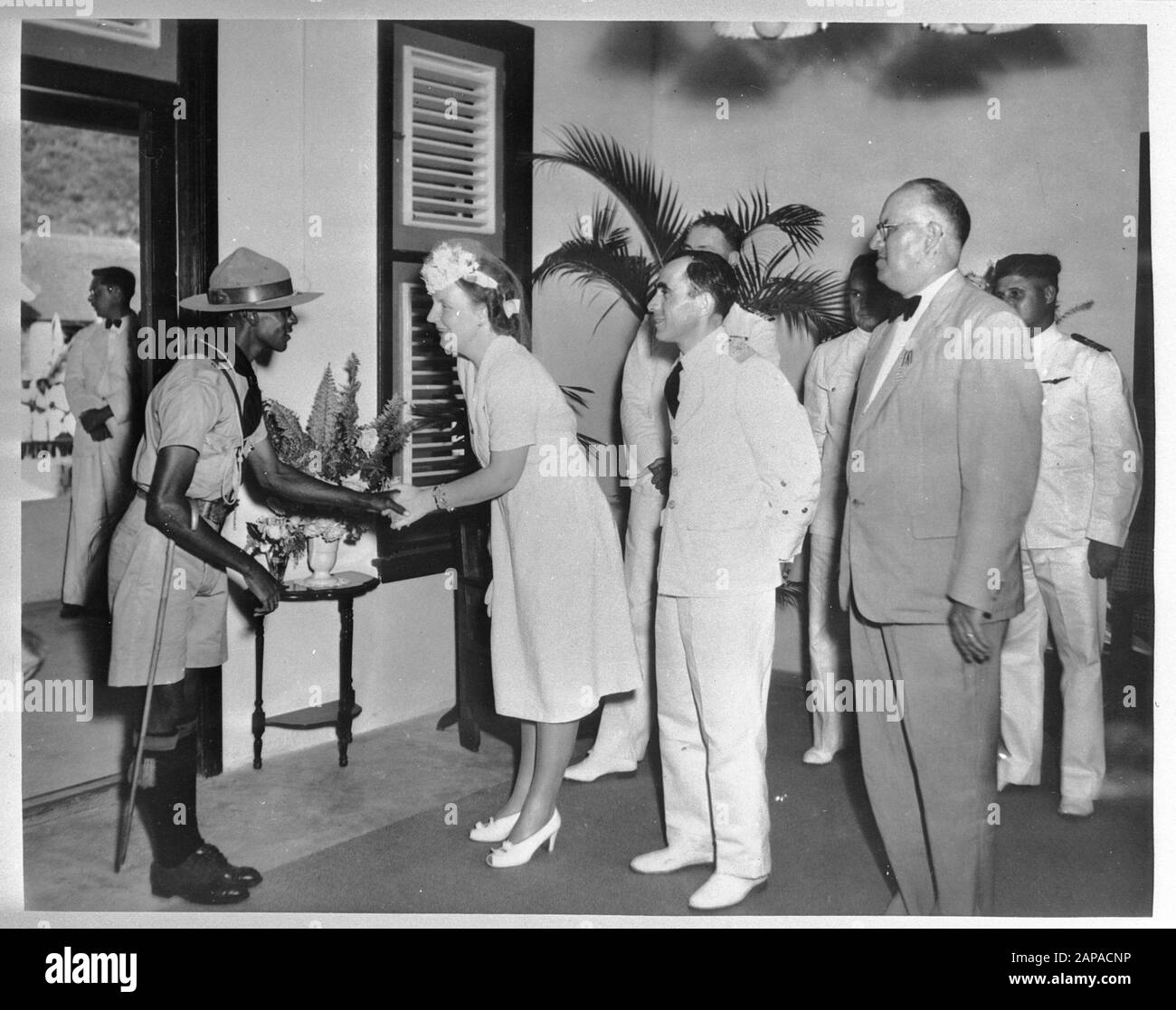 Wi [Indie Occidentali]/Anfo London Series Descrizione: Visita Della Principessa Juliana Alle Indie Occidentali (Febbraio-Marzo 1944). [St. Maarten] Annotazione: Repronegative. Durante un ricevimento, la principessa scuote la mano di un uomo di luppolo dai Boy Scouts locali. Accanto al suo governatore Castello, estrema destra autorità P.H. van Leeuwen Data: 1944 luogo: Saint Martin Parole Chiave: Visite, principesse, scouting, seconda guerra mondiale Nome personale: Juliana (principessa Paesi Bassi), Castello, P.A., Lions, P. van Foto Stock