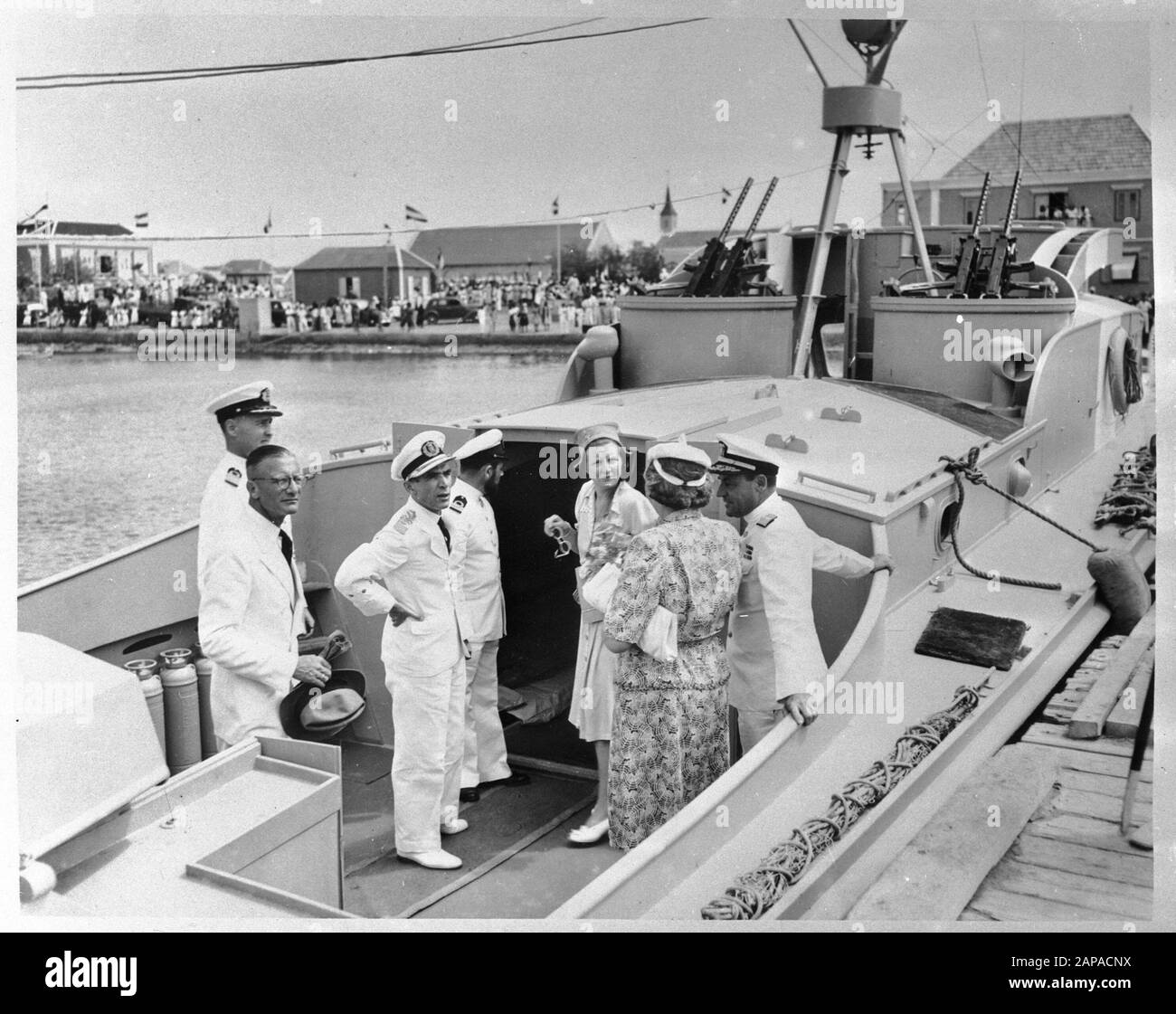 Wi [Indie Occidentali]/Anfo London Series Descrizione: Visita Della Principessa Juliana Alle Indie Occidentali (Febbraio-Marzo 1944). Bonaire. Ispezione di una barca a motore siluro Annotazione: Repronegative Data: 1940-1945 luogo: Bonaire Parole Chiave: Visite, principesse, barche a siluro, seconda guerra mondiale Nome personale: Juliana (principessa Paesi Bassi) Foto Stock