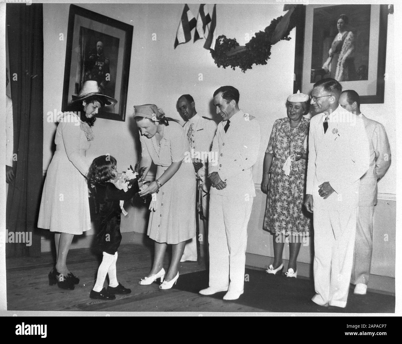 Wi [Indie Occidentali]/Anfo London Series Descrizione: Visita Della Principessa Juliana Alle Indie Occidentali (Febbraio-Marzo 1944). [Bonaire] Annotazione: Repronegative. La ragazza offre fiori durante una reception. Accanto alla principessa governatore Castello Data: {1940-1945} luogo: Bonaire Parole Chiave: Visite, principesse, ricevimenti, seconda guerra mondiale Nome personale: Juliana (principessa Paesi Bassi) Foto Stock