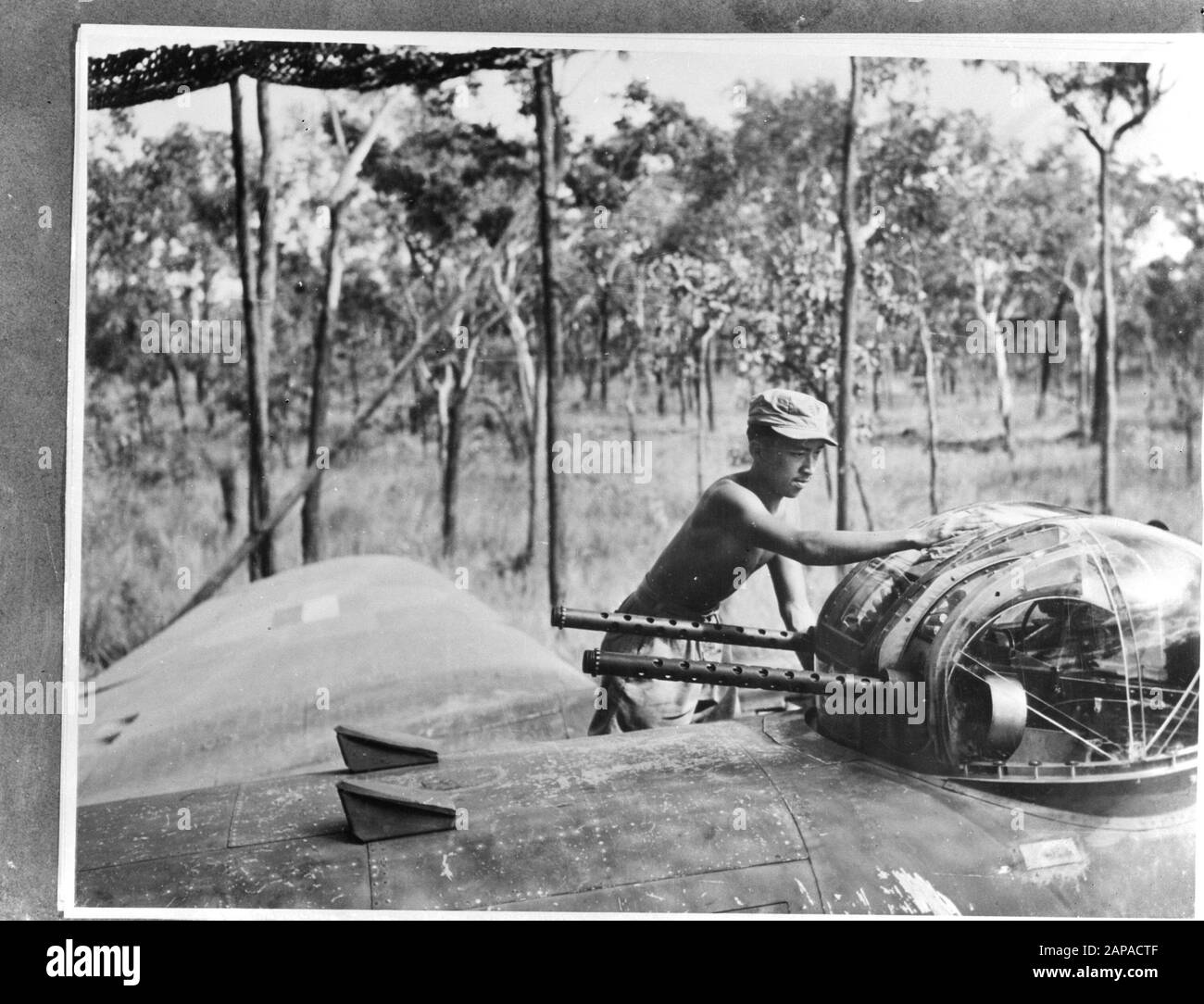 [La torretta di un bombardiere di Mitchell sta pulendo] Data: 1940-1945 luogo: Indonesia, Indie orientali olandesi Parole Chiave: Nativi, militari, seconda guerra mondiale Foto Stock