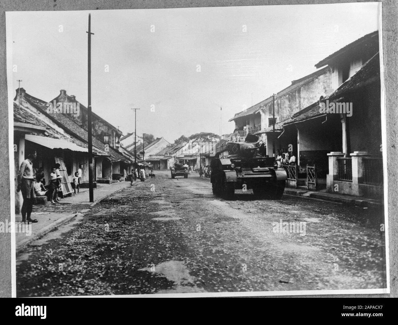 Batavia. British Stuart Tanks Drive Down the Street Annotation: Repronegative Date: September 1945 Location: Indonesia Keywords: Population, Military, Tanks, World War II Foto Stock
