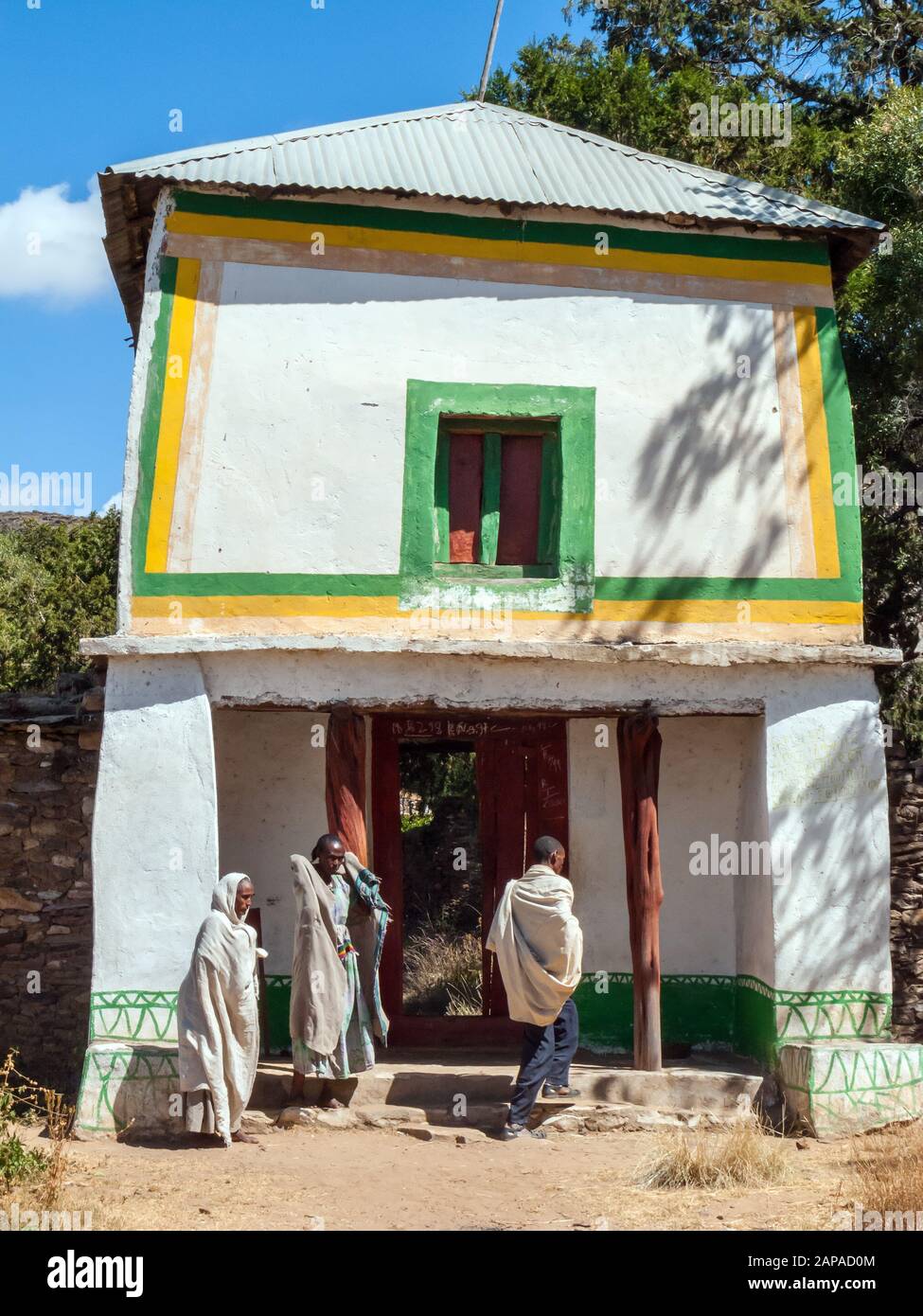 Popolo etiopico fuori Medhane Alem Adi Kasho chiesa scavata roccia, Teka Tesfai, Tigra, Etiopia. Foto Stock