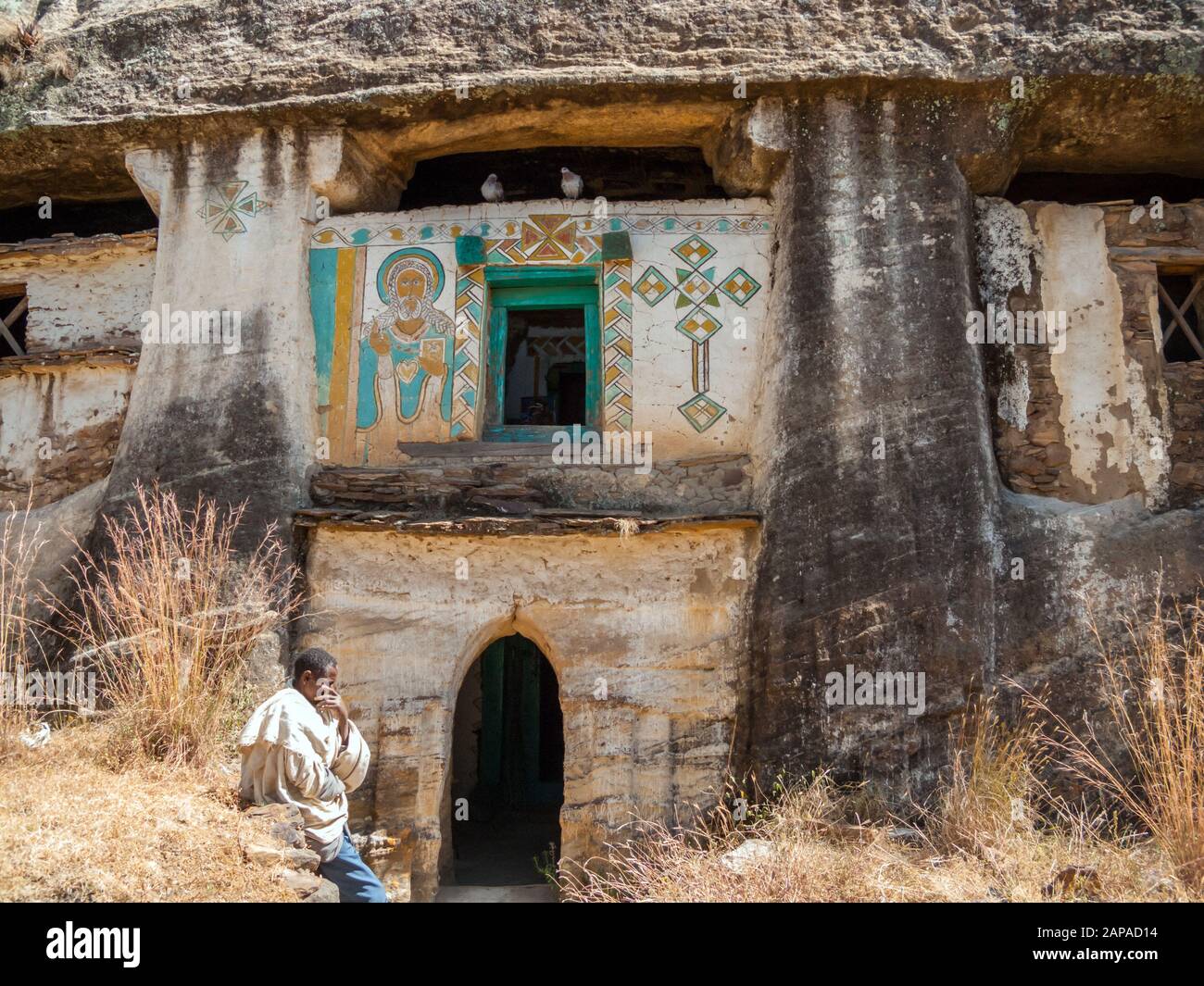 Popolo etiopico fuori Medhane Alem Adi Kasho chiesa scavata roccia, Teka Tesfai, Tigray Regione, Etiopia. Foto Stock