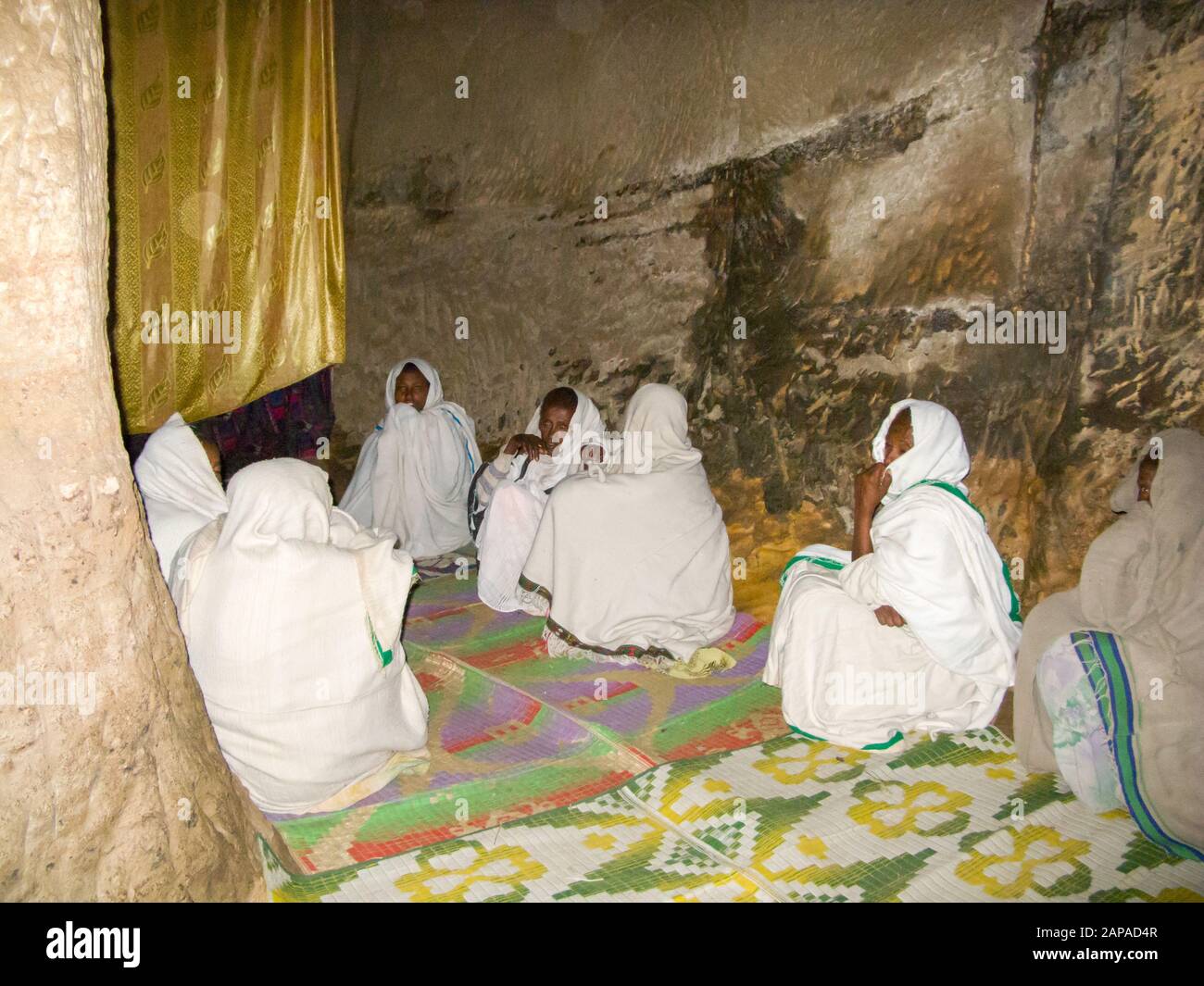 Donne etiopi seduti all'interno della chiesa scavata nella roccia di Medhane Alem Adi Kasho, Teka Tesfai, Tigray, Etiopia. Foto Stock
