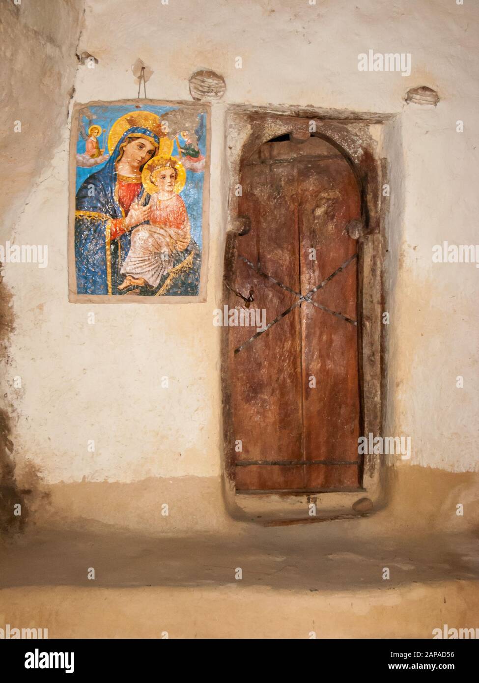 Dipinto a muro della Vergine Maria con Gesù alla porta nella chiesa scavata nella roccia di Medhane Alem Adi Kasho, Teka Tesfai, Tigray, Etiopia Foto Stock