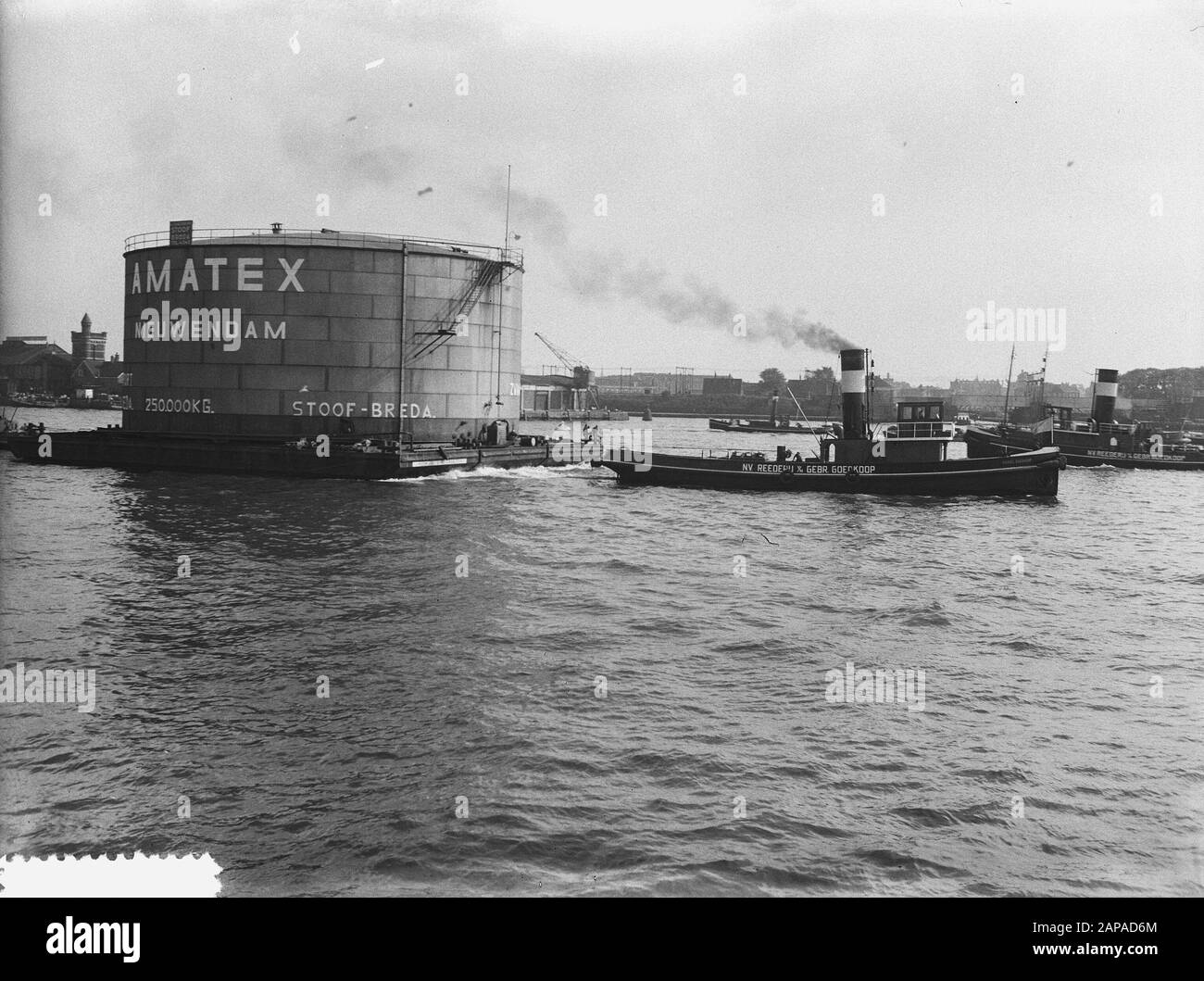 Il carro armato è trainato sopra la Y (Amatex) Data: 29 agosto 1952 Parole Chiave: Carri armati Foto Stock