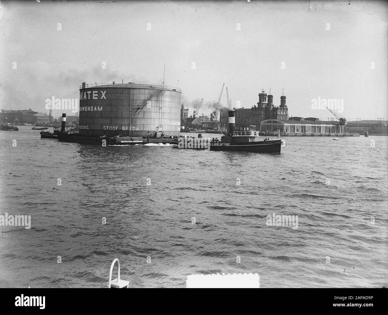 Il carro armato è trainato sopra la Y (Amatex) Data: 29 agosto 1952 Parole Chiave: Carri armati Foto Stock