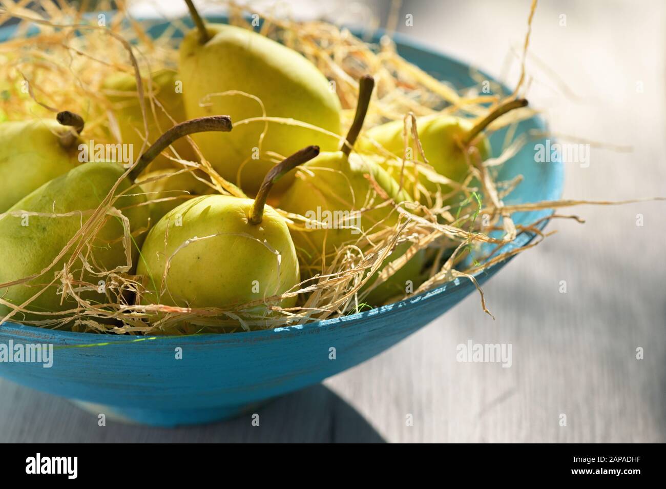 Pere mature in un cesto a tavola Foto Stock