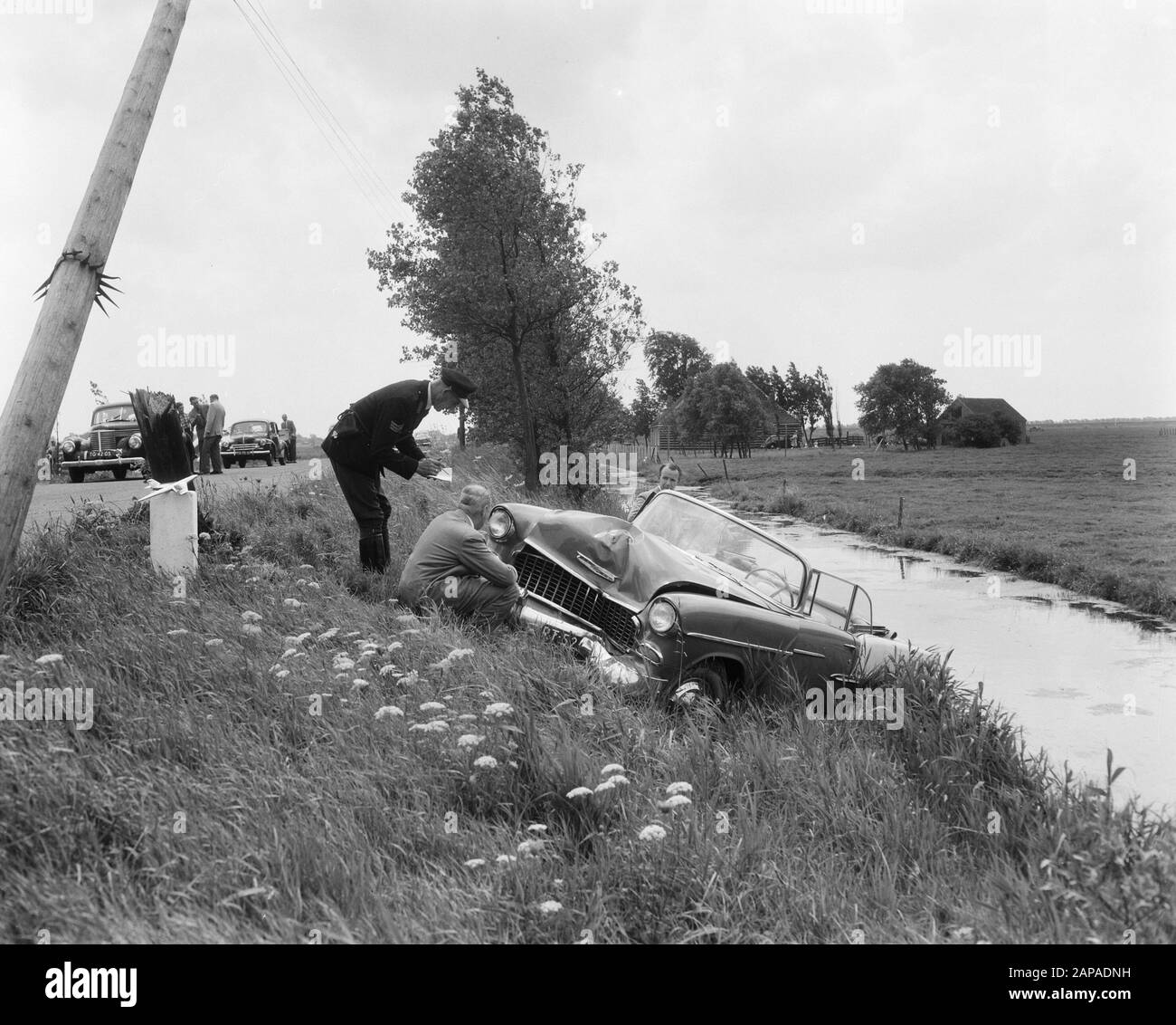 Birra kegs del Amstel roll over the Road a Purmerend Annotation: Car Incident Date: July 12, 1957 Location: Purmerend Nome utente: Amstel Foto Stock