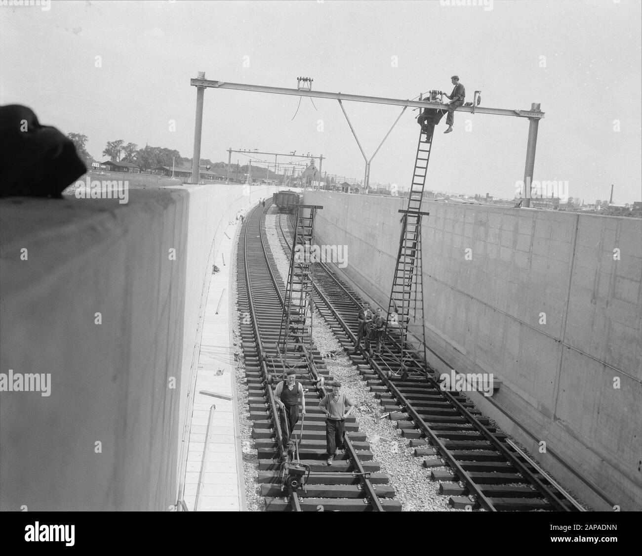 Costruzione Velsertunnel, linee elettriche vicino al tunnel ferroviario Data: 3 luglio 1957 Parole Chiave: Tunnel Nome istituto: Velsertunnel Foto Stock