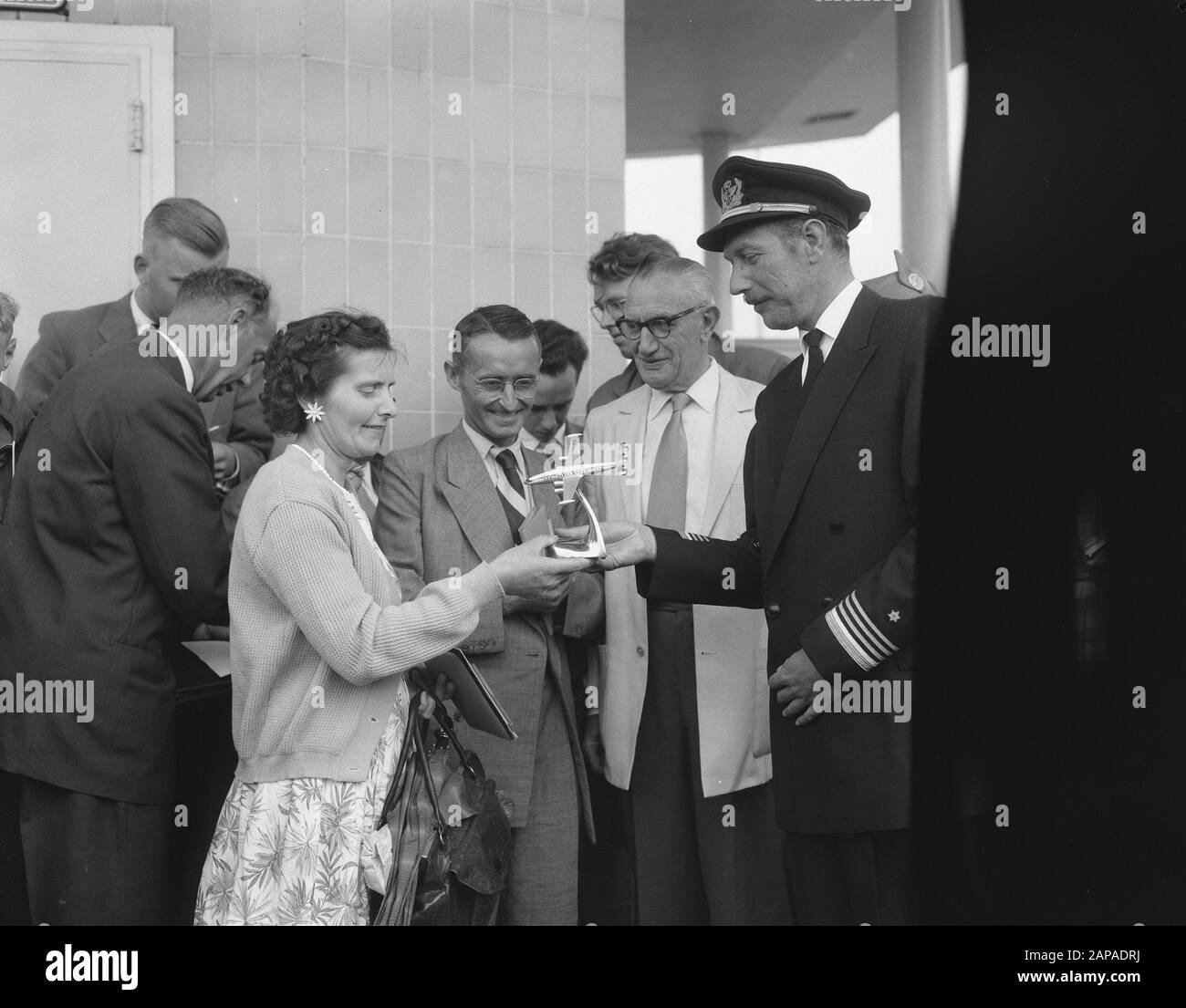 1.00100 00th visitatore a Schiphol Data: 6 agosto 1957 Foto Stock 1.00100 00th visitatore a Schiphol Data: 6 agosto 1957 Foto Stock