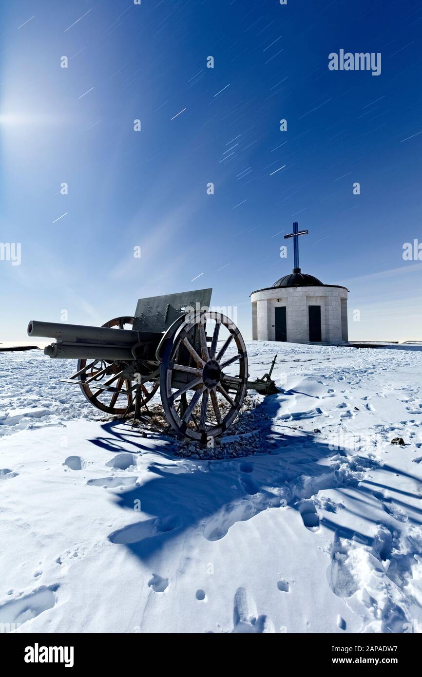 Pezzo di artiglieria e la cappella presso l'ossario militare della Grande Guerra del Monte Grappa. Provincia Di Treviso, Veneto, Italia, Europa. Foto Stock