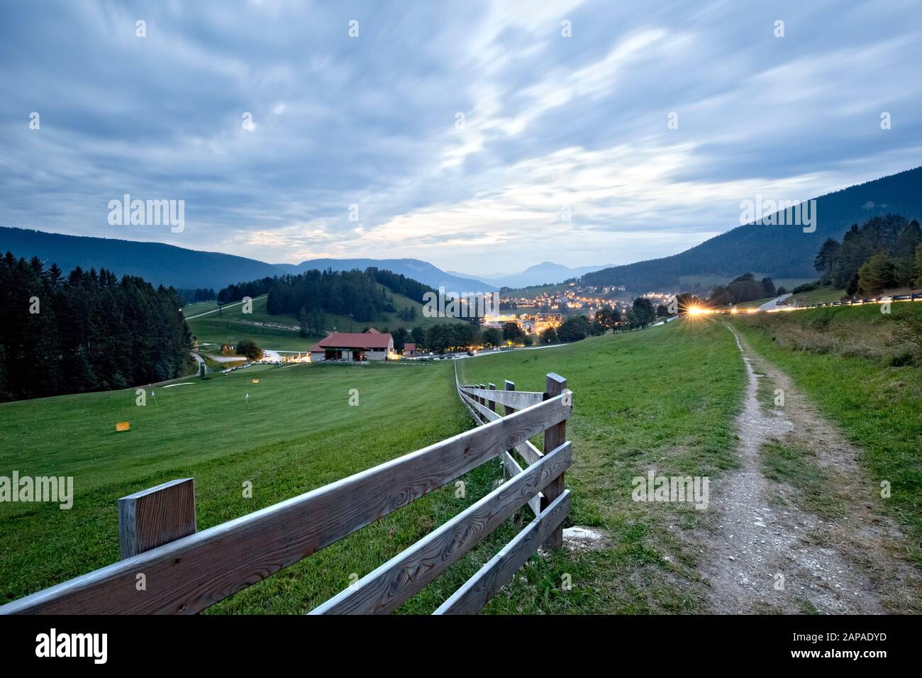 Recinzione vicino a Maso Spilzi verso i prati di Folgaria e il villaggio di Costa. Cimbra Alp, Provincia Di Trento, Trentino Alto Adige, Italia, Europa. Foto Stock