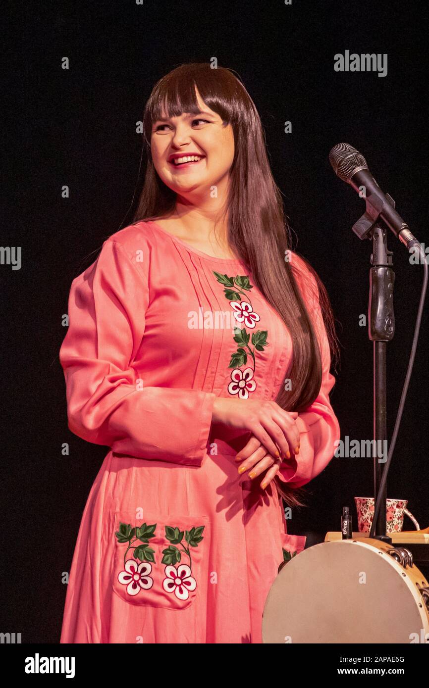 Samantha come Judith Durham nella mostra di tributo 'Sounds Like the Seekers' presso l'Hub di Verwood, Dorset UK, il 1° marzo 2019 Foto Stock