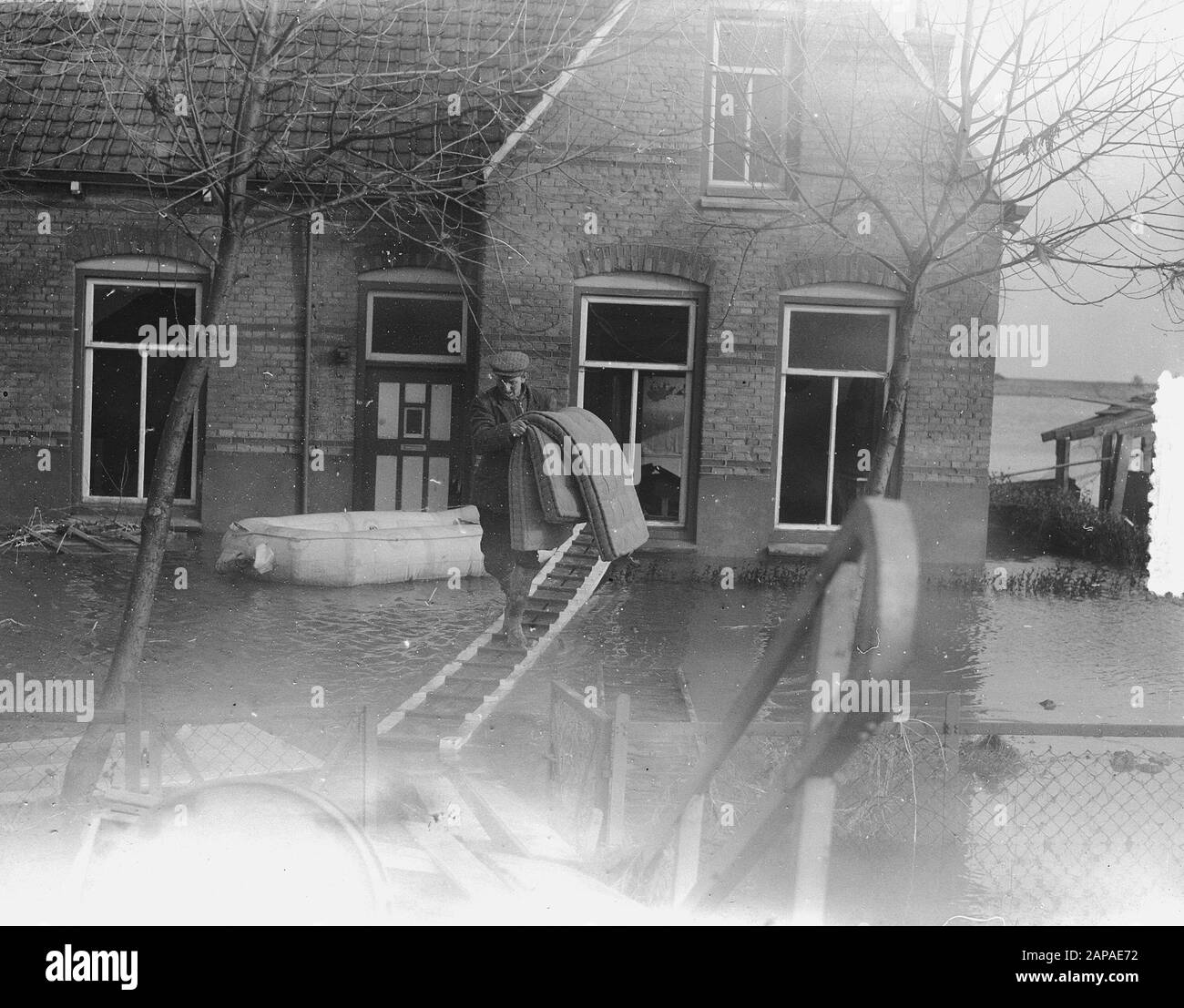 Watersnood 1953 Descrizione: Boer prende materassi da casa Stavenisse Data: 5 Febbraio 1953 Località: Stavenisse, Zeeland Parole Chiave: Hooks, MATRRENS Foto Stock