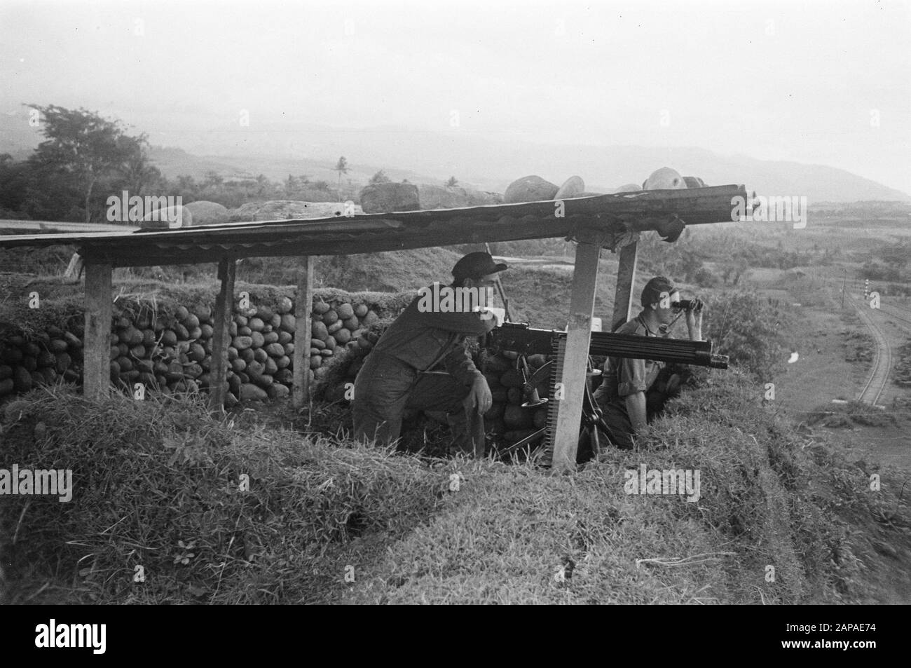 411 battaglione di fanteria (Poerwokerto, Bomiajoe, Keboemen) Descrizione: Il posto di sorveglianza su una sezione della ferrovia Tegal-Poerwokerto. Somber lurks 'The Vickers' la circonferenza Data: Febbraio 1949 luogo: Indonesia, Giava Centrale, Indie Orientali Olandesi Foto Stock