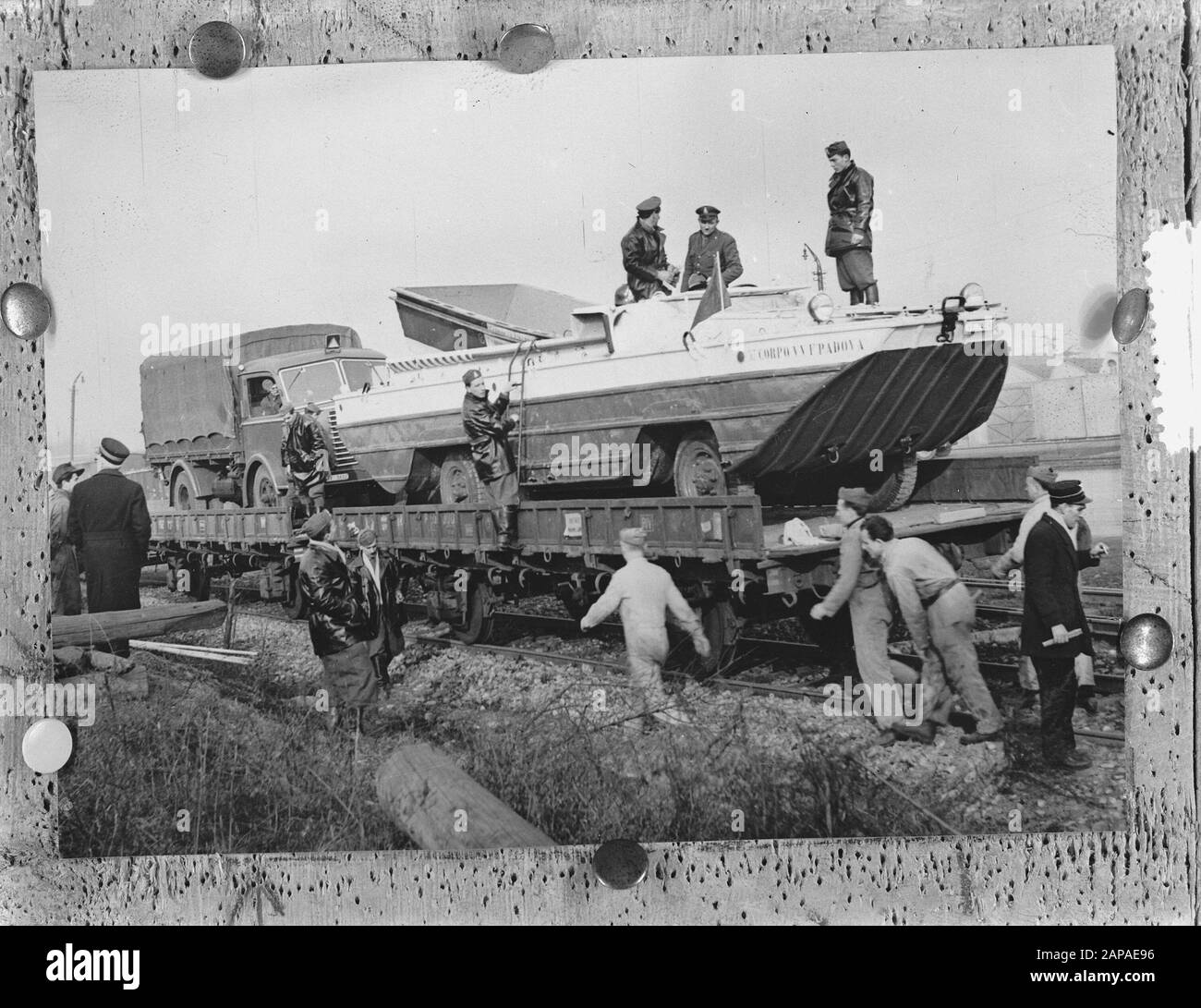 Atterraggi DUKW da Milano per sollievo legato al disastro alluvionale Annotazione: Data di pronuncia: 10 febbraio 1953 Parole Chiave: Veicoli anfibi, inondazioni Foto Stock