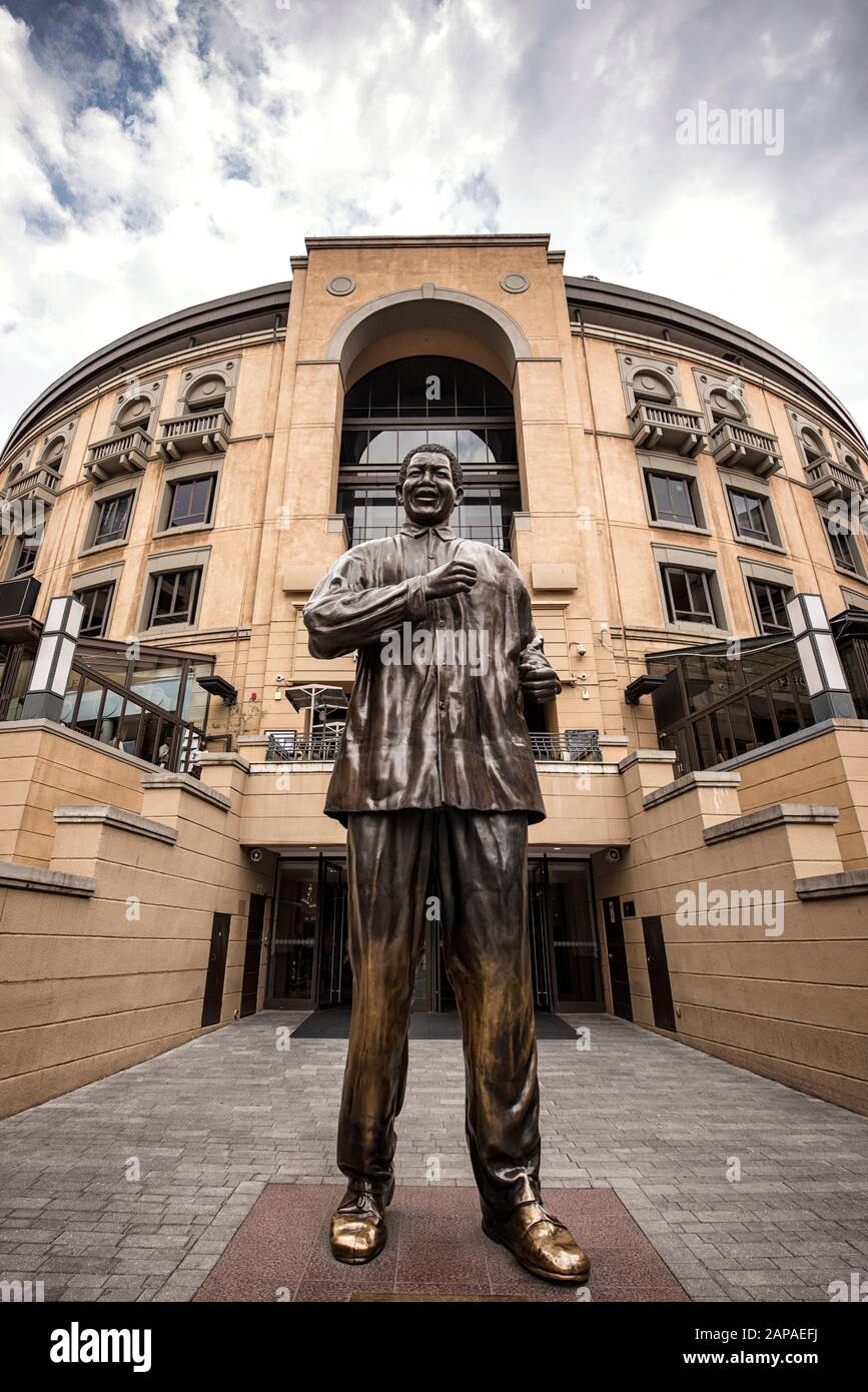 Statua Di Nelson Mandela In Piazza Nelson Mandela, Sandton City Foto Stock