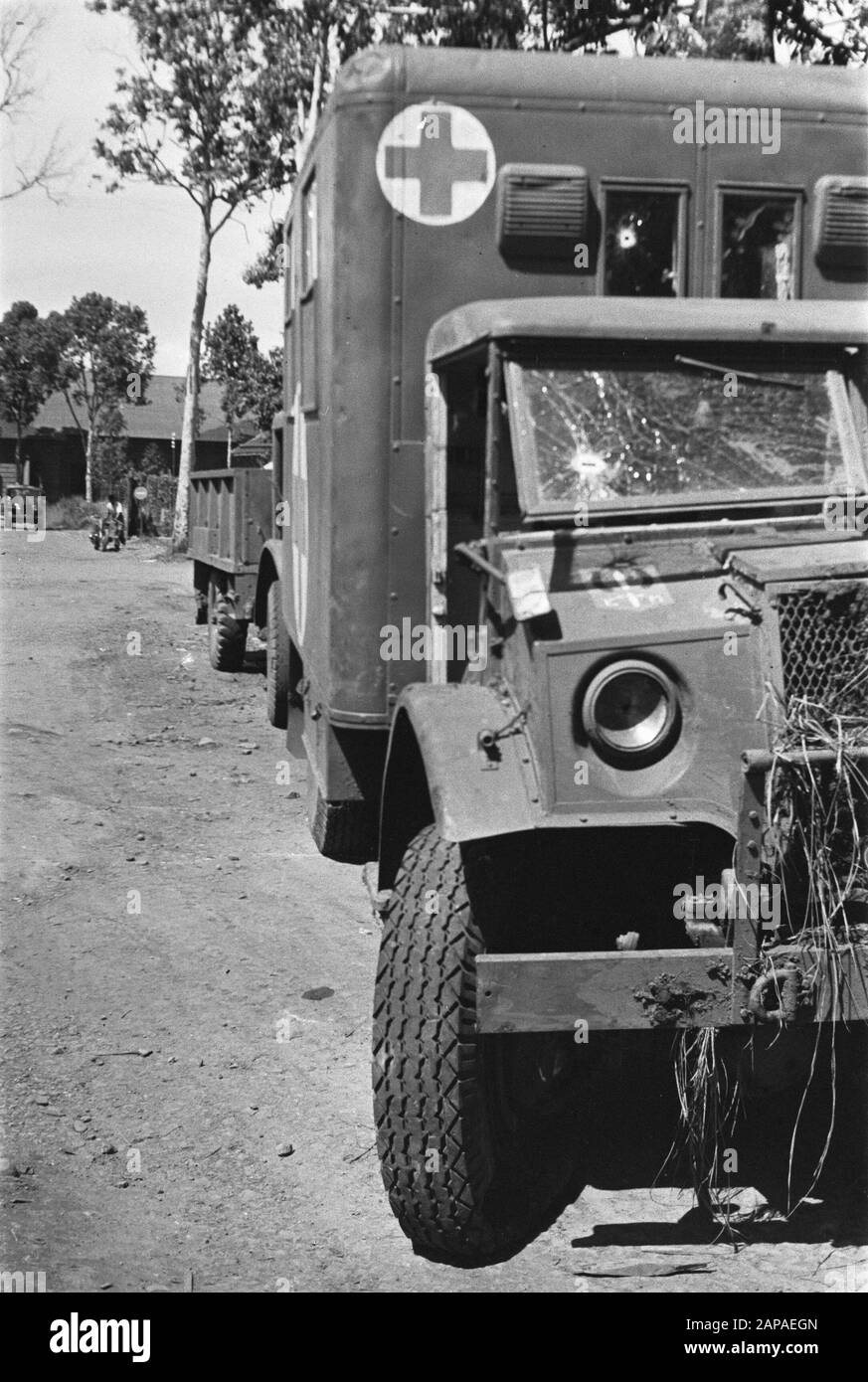 Red Cross Carriage Shot Descrizione: I buchi di pallottola in una vettura della Croce Rossa che è stata recentemente presa sotto il fuoco da una banda, sono così visibili come la croce rossa stessa. Fortunatamente, in questo attacco non ci sono morti da pentire, solo il conducente è stato ferito. The Gunned Ambulance Data: 1 Aprile 1949 Luogo: Indonesia, Indie Orientali Olandesi Foto Stock