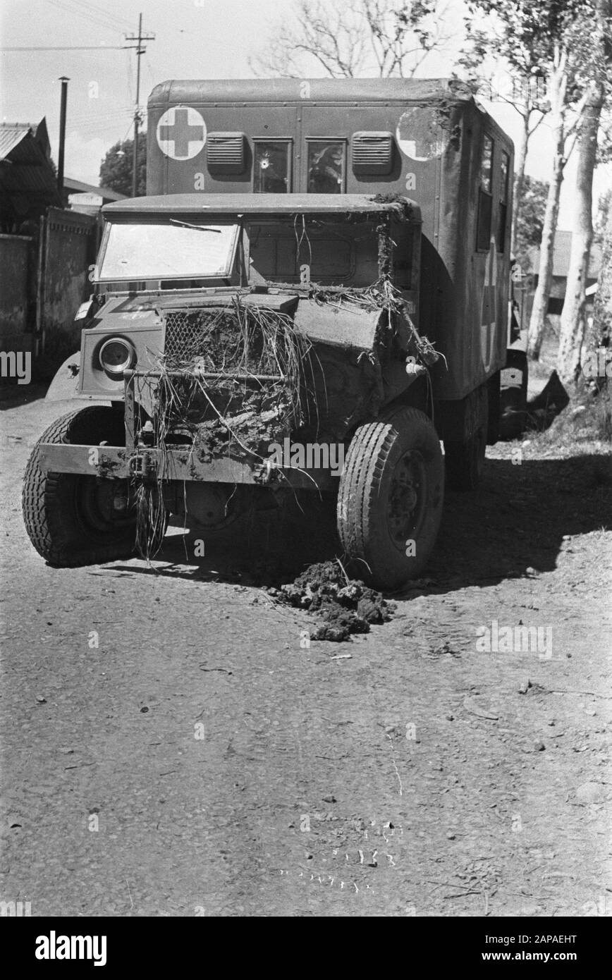 Red Cross Carriage Shot Descrizione: I buchi di pallottola in una vettura della Croce Rossa che è stata recentemente presa sotto il fuoco da una banda, sono così visibili come la croce rossa stessa. Fortunatamente, in questo attacco non ci sono morti da pentire, solo il conducente è stato ferito. The Gunned Ambulance Data: 1 Aprile 1949 Luogo: Indonesia, Indie Orientali Olandesi Foto Stock