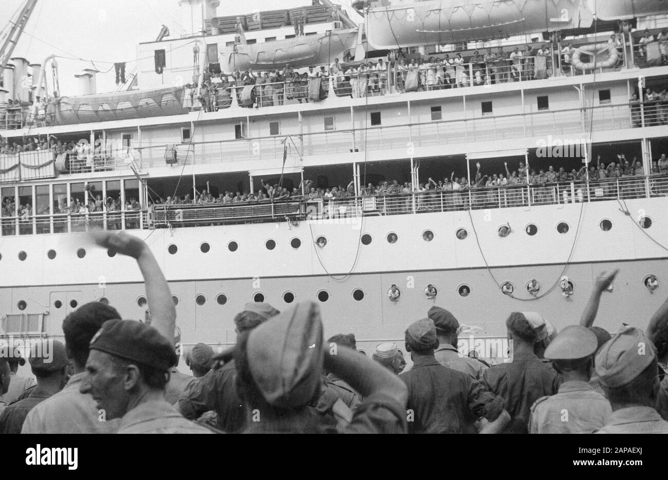 Partenza Oldenbarnevelt con i primi smobilitazione Descrizione: Il Johan van Oldenbarnevelt, che ha lasciato il porto di Priok Sabato pomeriggio 14 maggio, è stata la prima nave, che dopo molto tempo aveva nuovamente smobilitazione del KL. E recuperanti del KNIL a bordo. Anche un piccolo numero di soldati malati ha portato questa nave nei Paesi Bassi. Data: 14 Maggio 1949 Luogo: Batavia, Indonesia, Jakarta, Indie Orientali Olandesi, Tandjong Priok Foto Stock