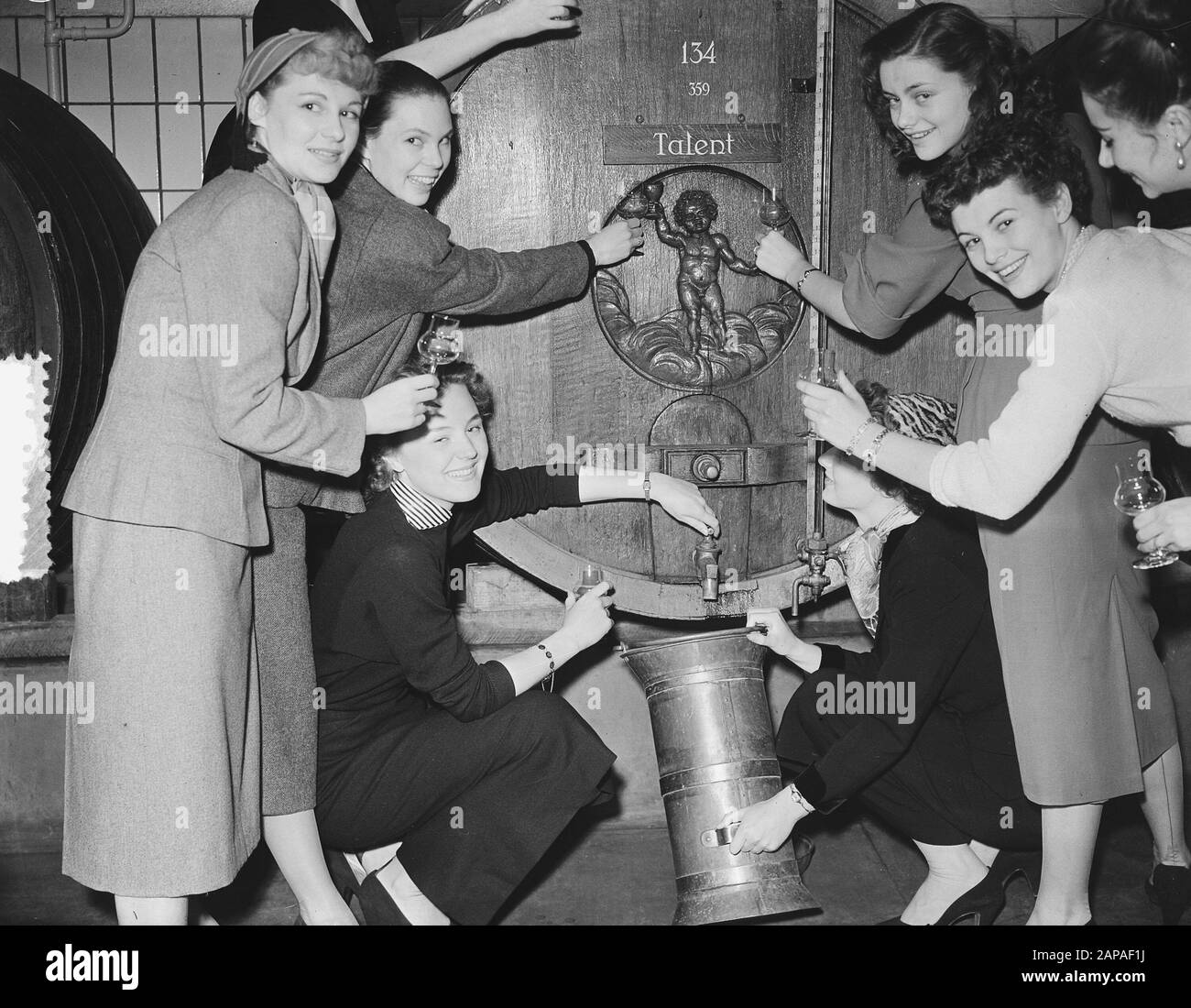 Visita la regina di bellezza a Lucas Bols Data: 6 marzo 1953 Parole Chiave: Visite, regina di bellezza Nome personale: Bols LUCAS Foto Stock