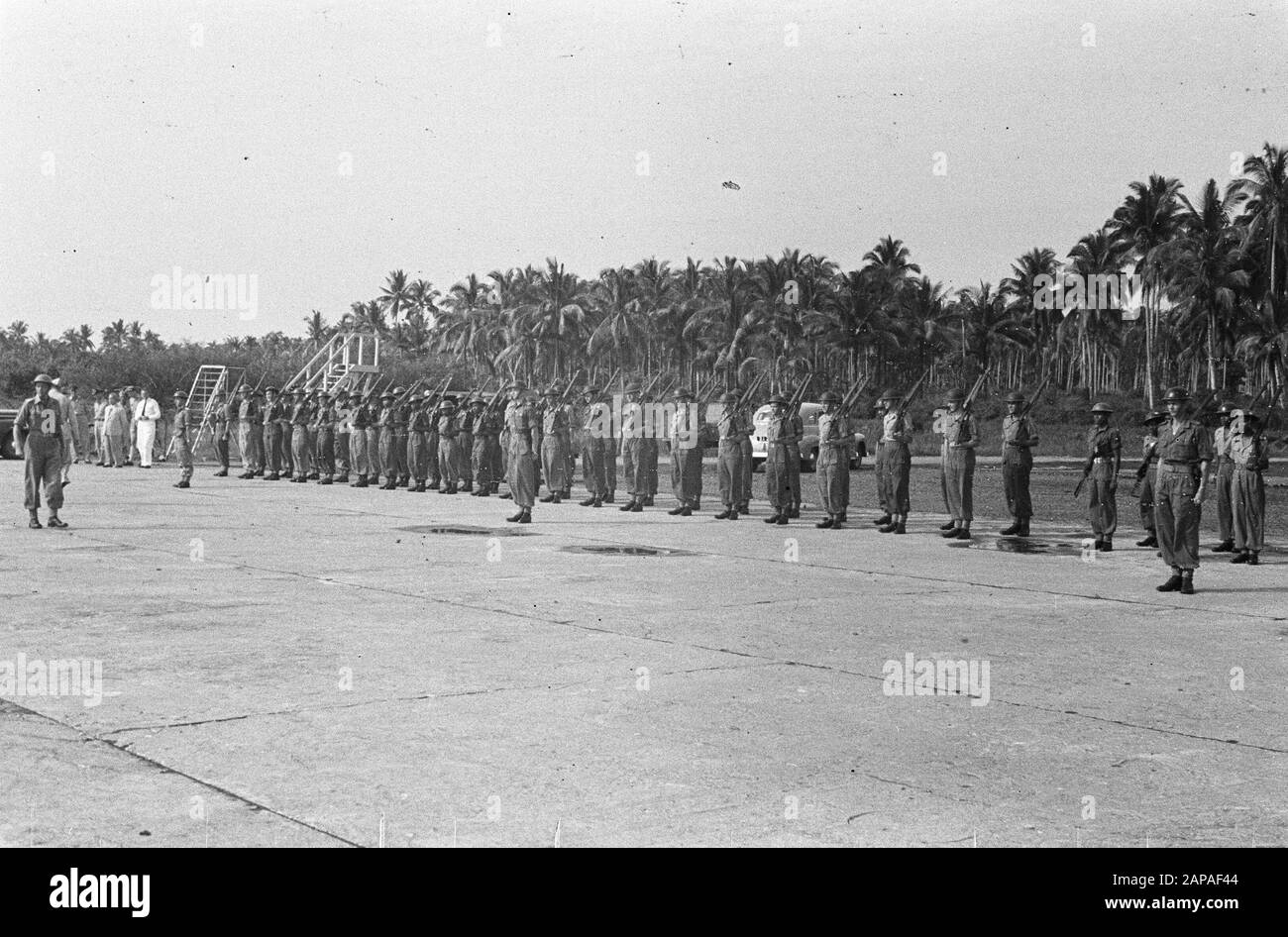 Visita del comandante dell'esercito D.C. Vicino van Vreeden a Padang Descrizione: Il comandante dell'esercito, tenente generale D.C. Vicino van Vreeden, ha visitato Padang il 21 settembre e dintorni, dove è stato accompagnato da un presidente della Commissione militare olandese per l'esecuzione del fuoco di caso, il colonnello Jonkheer Van der Wijck. Il comandante dell'esercito ispeziona la guardia onoraria, che è al suo arrivo a Padang all'aeroporto Data: 21 settembre 1949 luogo: Indonesia, Indie orientali olandesi, Padang, Sumatra Foto Stock
