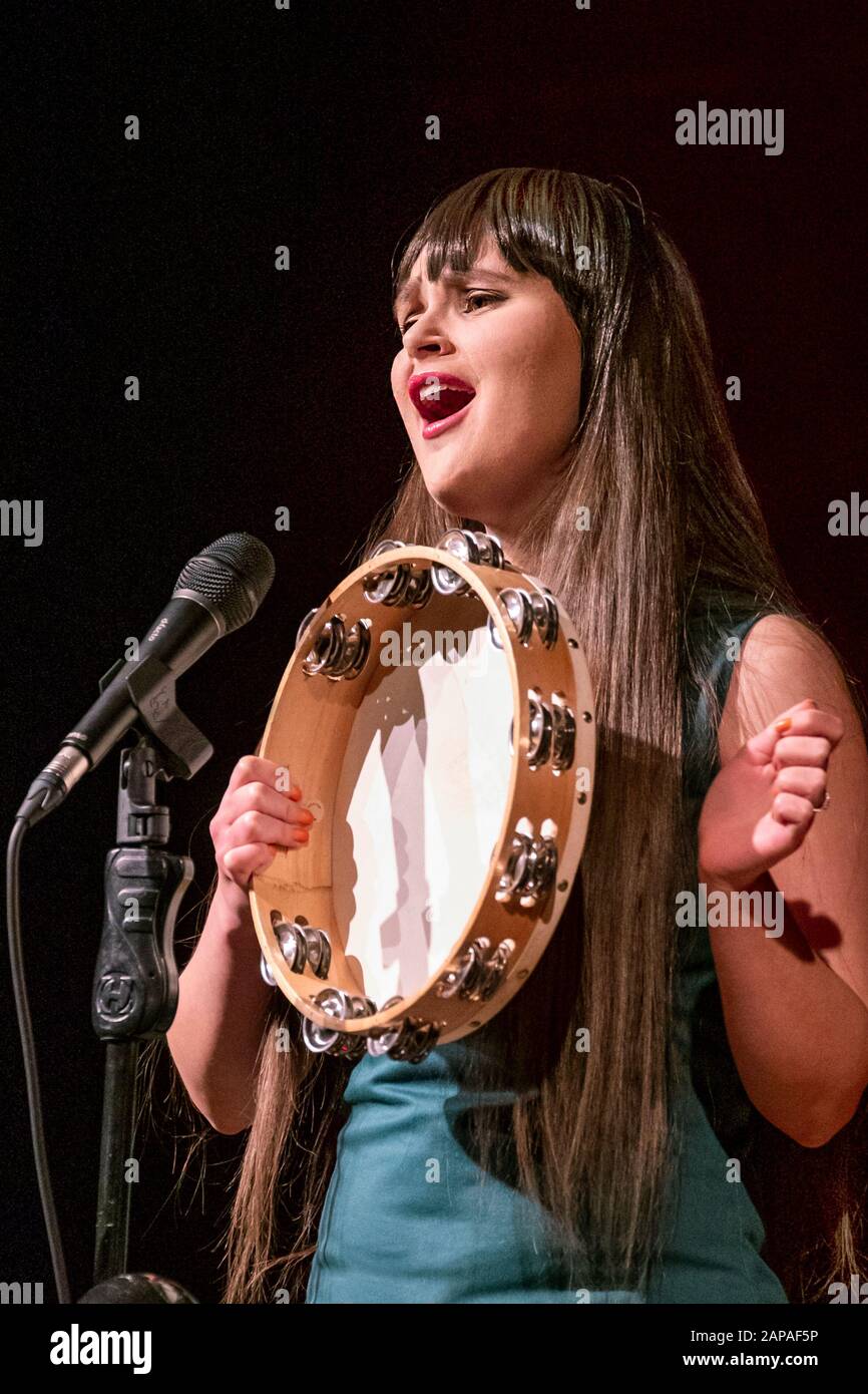 Samantha come Judith Durham nella mostra di tributo 'Sounds Like the Seekers' presso l'Hub di Verwood, Dorset UK, il 1° marzo 2019 Foto Stock