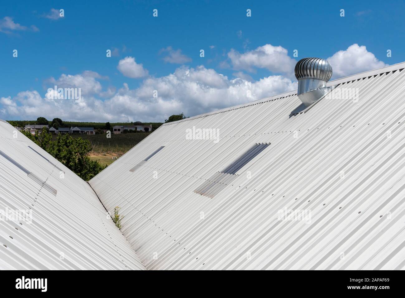 Elgin, Capo Occidentale, Sud Africa. Dicembre 2019. Una panoramica di un nuovo tetto con ventola estrattore Foto Stock