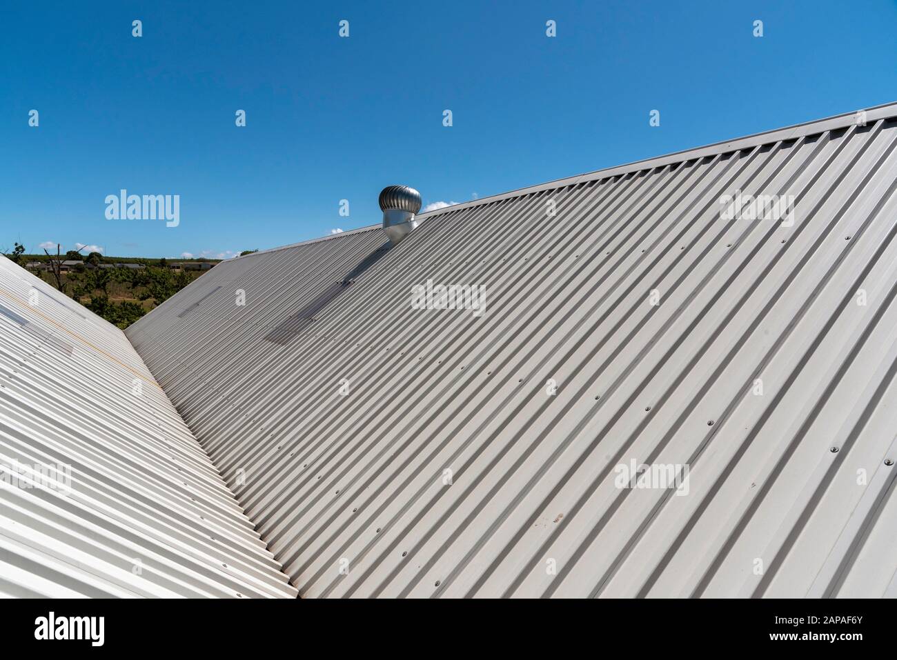 Elgin, Capo Occidentale, Sud Africa. Dicembre 2019. Una panoramica di un nuovo tetto con ventola estrattore Foto Stock