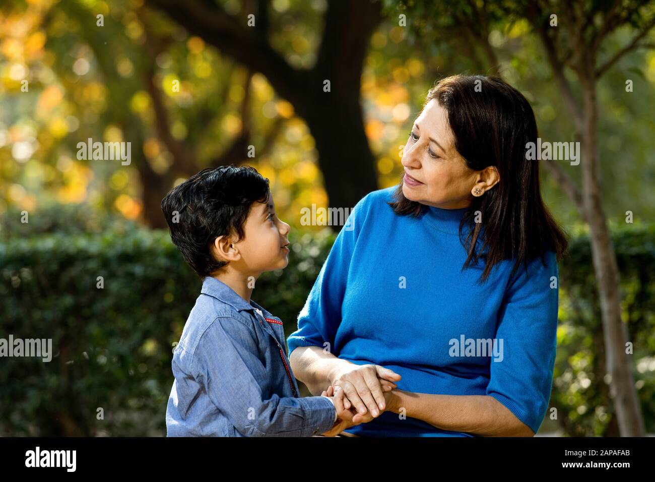 Nonna amorevole che gioca con suo nipote al parco Foto Stock