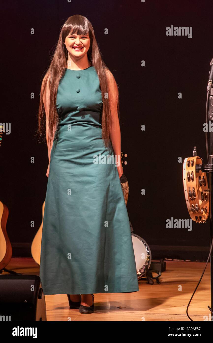 Samantha come Judith Durham nella mostra di tributo 'Sounds Like the Seekers' presso l'Hub di Verwood, Dorset UK, il 1° marzo 2019 Foto Stock