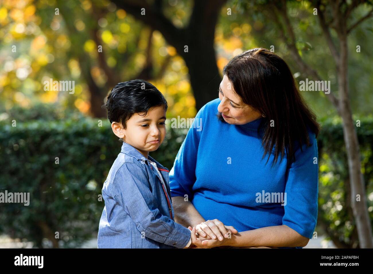 Nonna amorevole che gioca con suo nipote al parco Foto Stock