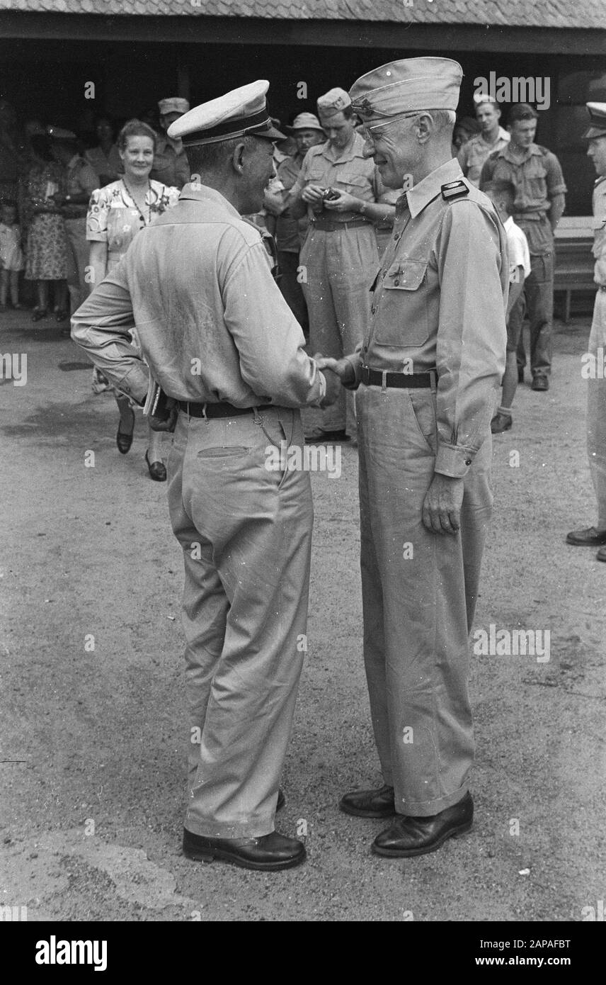 Bandjermasin, addio al Comandante J.H.M.U.L.E. Descrizione Ohl: De Lt.Kol. J.H.M.U.L.E. OHL ha il TERR.TVS.TRPN. Comando di Z.O.Borneo trasferito a Lt.Kol. C.A.C. Dufour. Kol. Lt. L'OHL è rimasto dopo il trasferimento nei Paesi Bassi. All'aeroporto Ulin dice addio al residente di Z. Borneo. A. G. Deelman Annotazione: Sarebbe ritornato dopo quattro mesi di congedo il 12 febbraio come comandante territoriale della truppe di Z.O. Borneo Data: 7 Settembre 1948 Località: Batavia, Indonesia, Kemajoran, Indie Orientali Olandesi Foto Stock