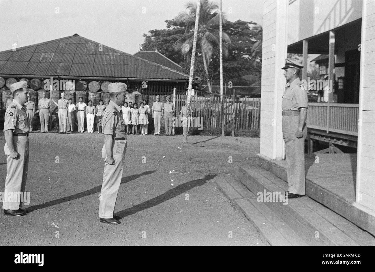 Bandjermasin, addio al Comandante J.H.M.U.L.E. OHL ha ceduto il comando territoriale di Z.O. Da Borneo a Lt.kol. C.A.C. Dufour. Durante il trasferimento. Annotazione: Left Ohl, Right Dufour Data: 7 September 1948 Location: Bandjermasin, Borneo, Indonesia, Dutch East Indies Foto Stock