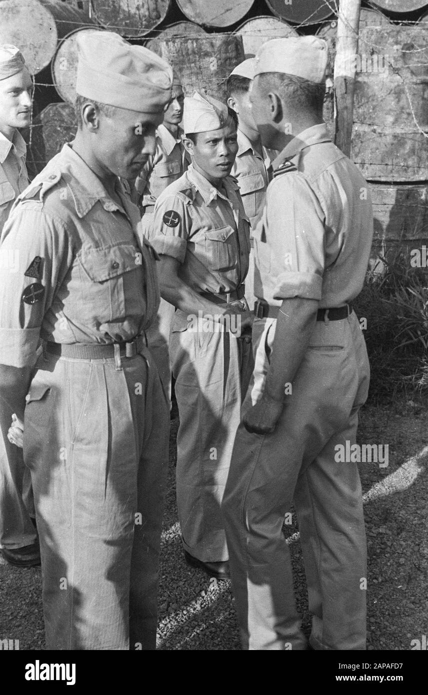 Bandjermasin, addio al Comandante J.H.M.U.L.E. OHL ha ceduto il comando territoriale di Z.O. Da Borneo a Lt.kol. C.A.C. Dufour. Durante il trasferimento. OHL dice addio ai suoi uomini Data: 7 settembre 1948 Località: Bandjermasin, Borneo, Indonesia, Indie Orientali olandesi Foto Stock