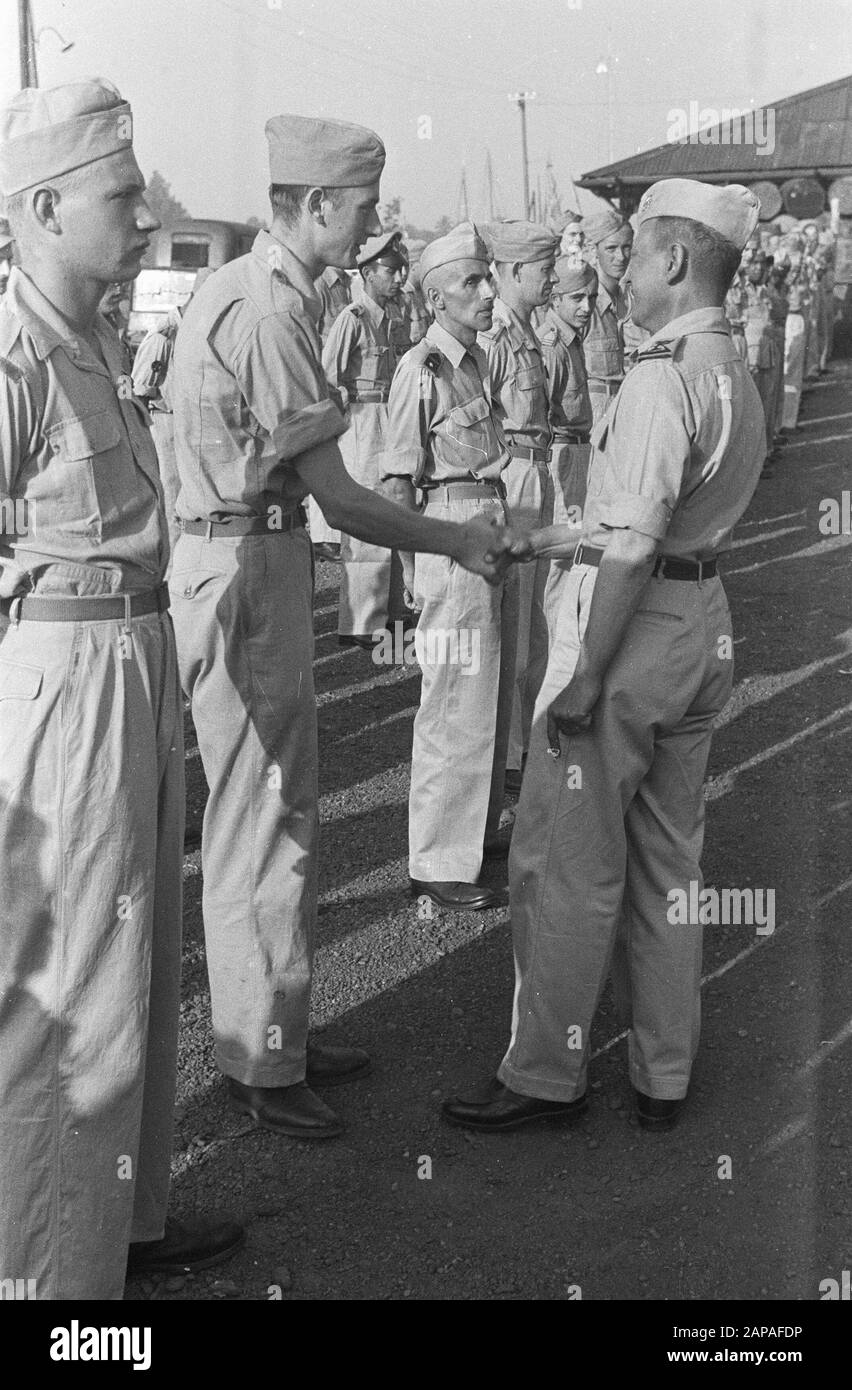 Bandjermasin, addio al Comandante J.H.M.U.L.E. OHL ha ceduto il comando territoriale di Z.O. Da Borneo a Lt.kol. C.A.C. Dufour. Durante il trasferimento. OHL dice addio ai suoi uomini Data: 7 settembre 1948 Località: Bandjermasin, Borneo, Indonesia, Indie Orientali olandesi Foto Stock