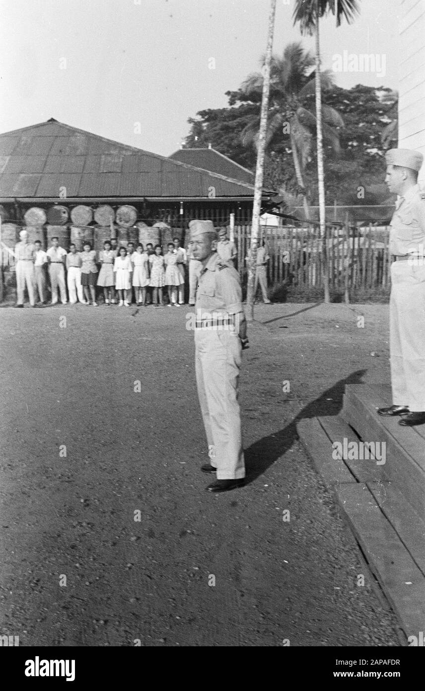 Bandjermasin, addio al Comandante J.H.M.U.L.E. OHL ha ceduto il comando territoriale di Z.O. Da Borneo a Lt.kol. C.A.C. Dufour. Durante il trasferimento. Nota: Tenente Colonnello Ohl Data: 7 Settembre 1948 Località: Bandjermasin, Borneo, Indonesia, Indie Orientali Olandesi Foto Stock