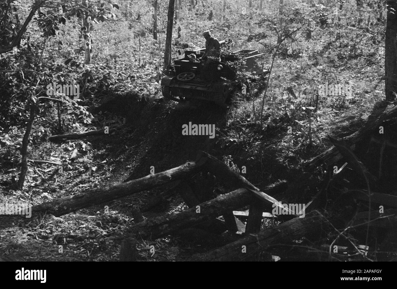 Azione a sud-ovest di Indramajoe dopo un incidente ferroviario Descrizione: All'inizio di ottobre, a sud-ovest di Indramajoe sono state svolte azioni di purificazione, al fine di proteggere questa zona di liberare bande terroristiche. Nel terreno molto difficile anche i vettori hanno un sacco di lavoro, ma vengono lì Data: 19 ottobre 1948 Località: Indonesia, Java, Indie orientali olandesi Foto Stock