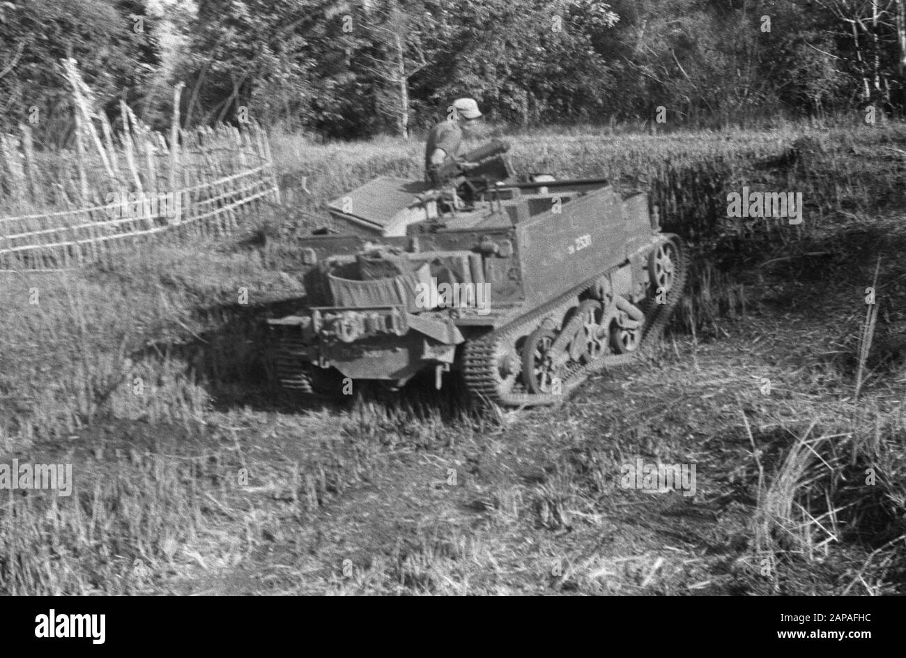 Azione a sud-ovest di Indramajoe dopo un incidente ferroviario Descrizione: All'inizio di ottobre, a sud-ovest di Indramajoe sono state svolte azioni di purificazione, al fine di proteggere questa zona di liberare bande terroristiche. Con Vettore È Fucinato Data: 19 Ottobre 1948 Località: Indonesia, Java, Indie Orientali Olandesi Foto Stock