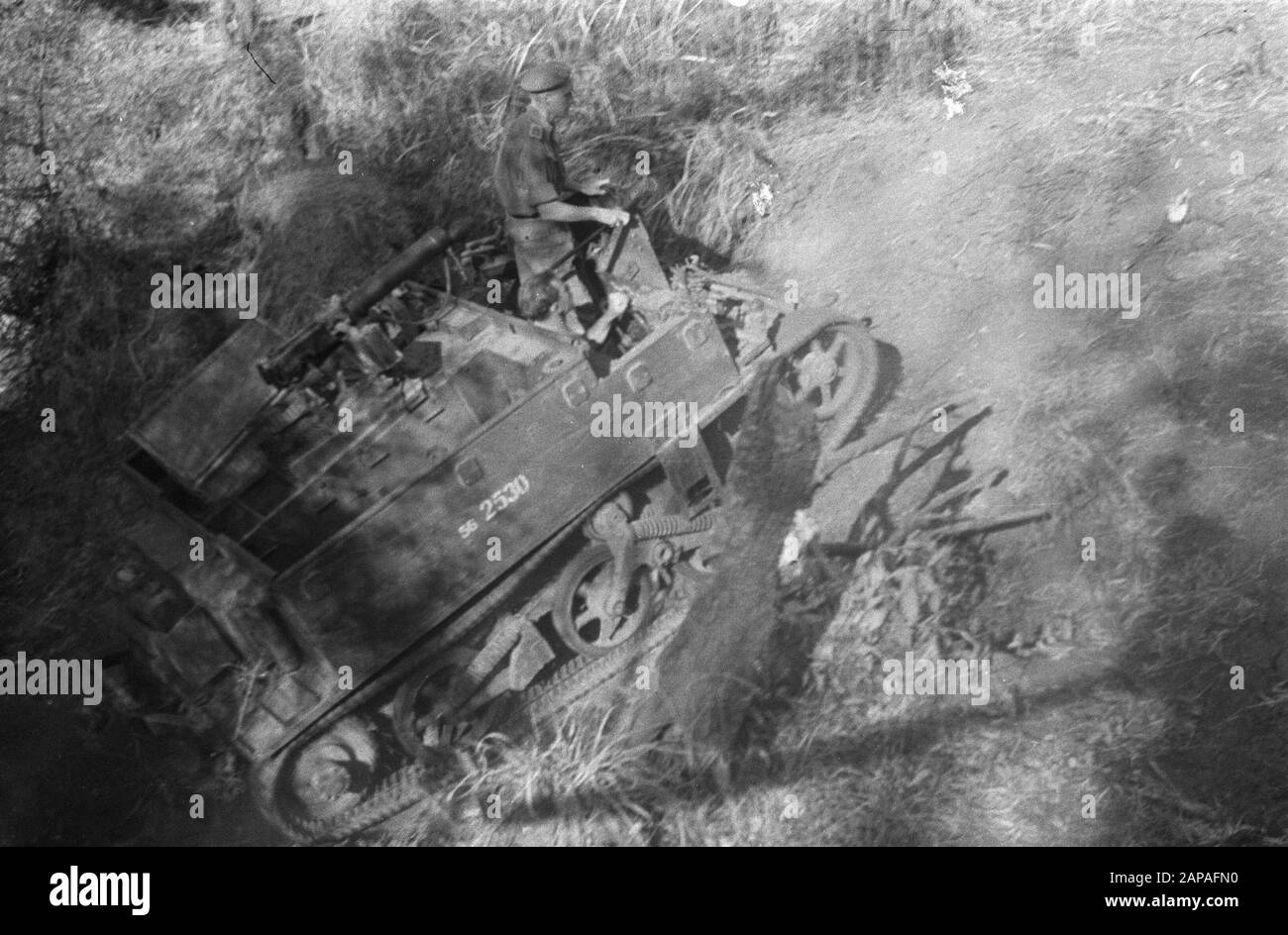 Azione a sud-ovest di Indramajoe dopo un incidente ferroviario Descrizione: All'inizio di ottobre, a sud-ovest di Indramajoe sono state svolte azioni di purificazione, al fine di proteggere questa zona di liberare bande terroristiche. Con Vettore È Fucinato Data: 19 Ottobre 1948 Località: Indonesia, Java, Indie Orientali Olandesi Foto Stock