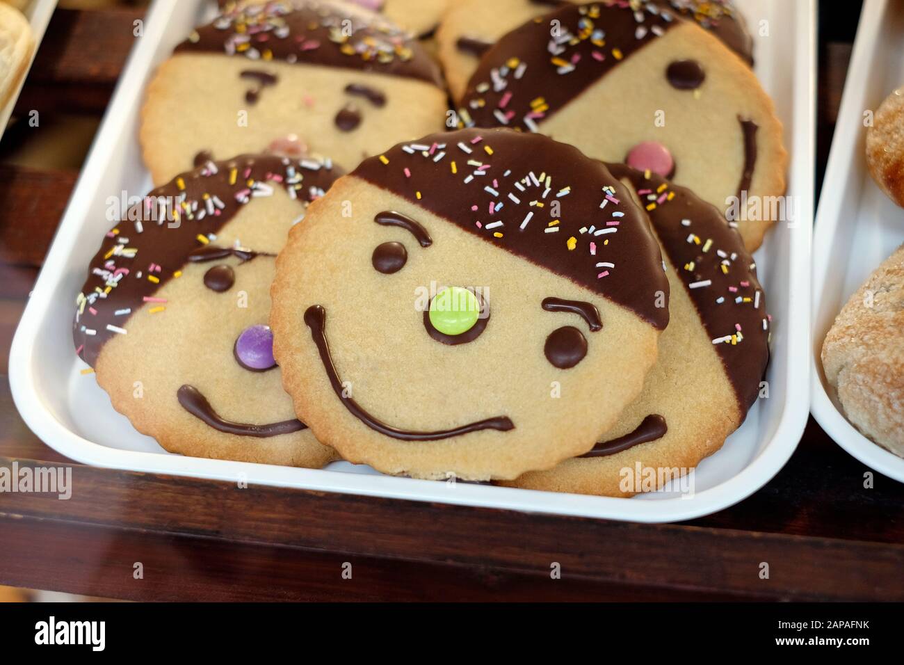 smiley faccia biscuit esporre in forno negozio finestra, norfolk, inghilterra Foto Stock