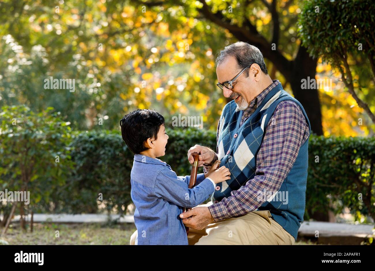 Nonno amorevole che gioca con suo nipote al parco Foto Stock