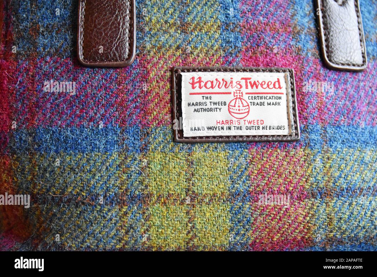 Primo piano della borsa Harris Tweed con motivo tartan. Etichetta di autenticità visibile. Foto Stock