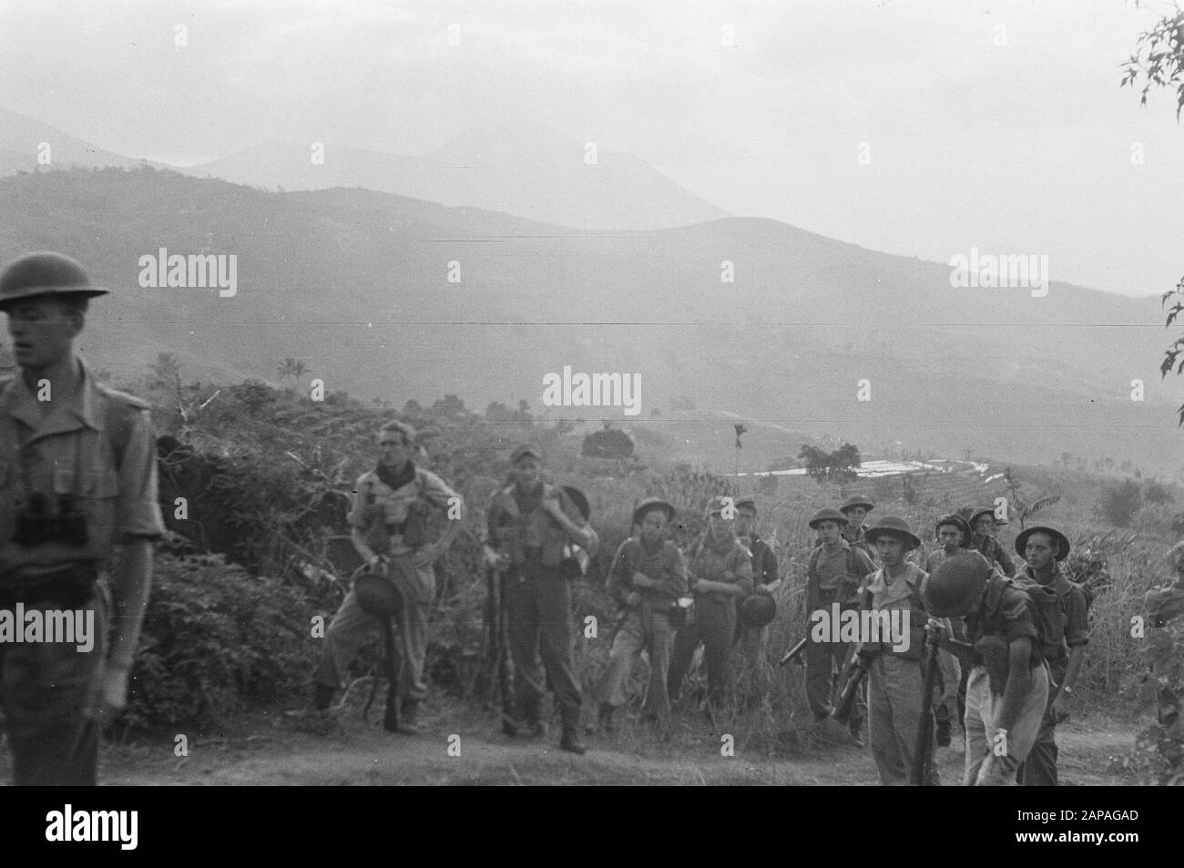 Riqualificazione 41 R.V.A., gli esercizi, dopo un esercizio tutto è discusso di nuovo; alcune immagini all'art. Lt. King Description: Collection Photo Collection Service For Army Contacts Indonesia, Photon Number 2310 Date: November 12, 1948 Location: Indonesia, Dutch East Indies Foto Stock