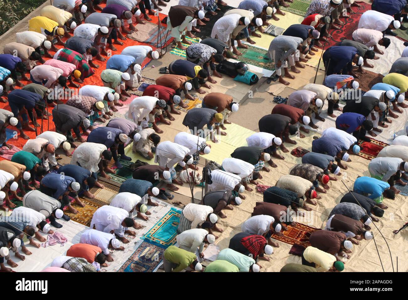 Bishwa ijtama10Jan.,2020 Dhaka BangladaThousands dei devoti offrono Jum'a preghiere il primo giorno dell'Ijtema sulle rive del fiume Turag, a Tongi il venerdì, l'islam nazmul. / Alamy notizie dal vivo Foto Stock