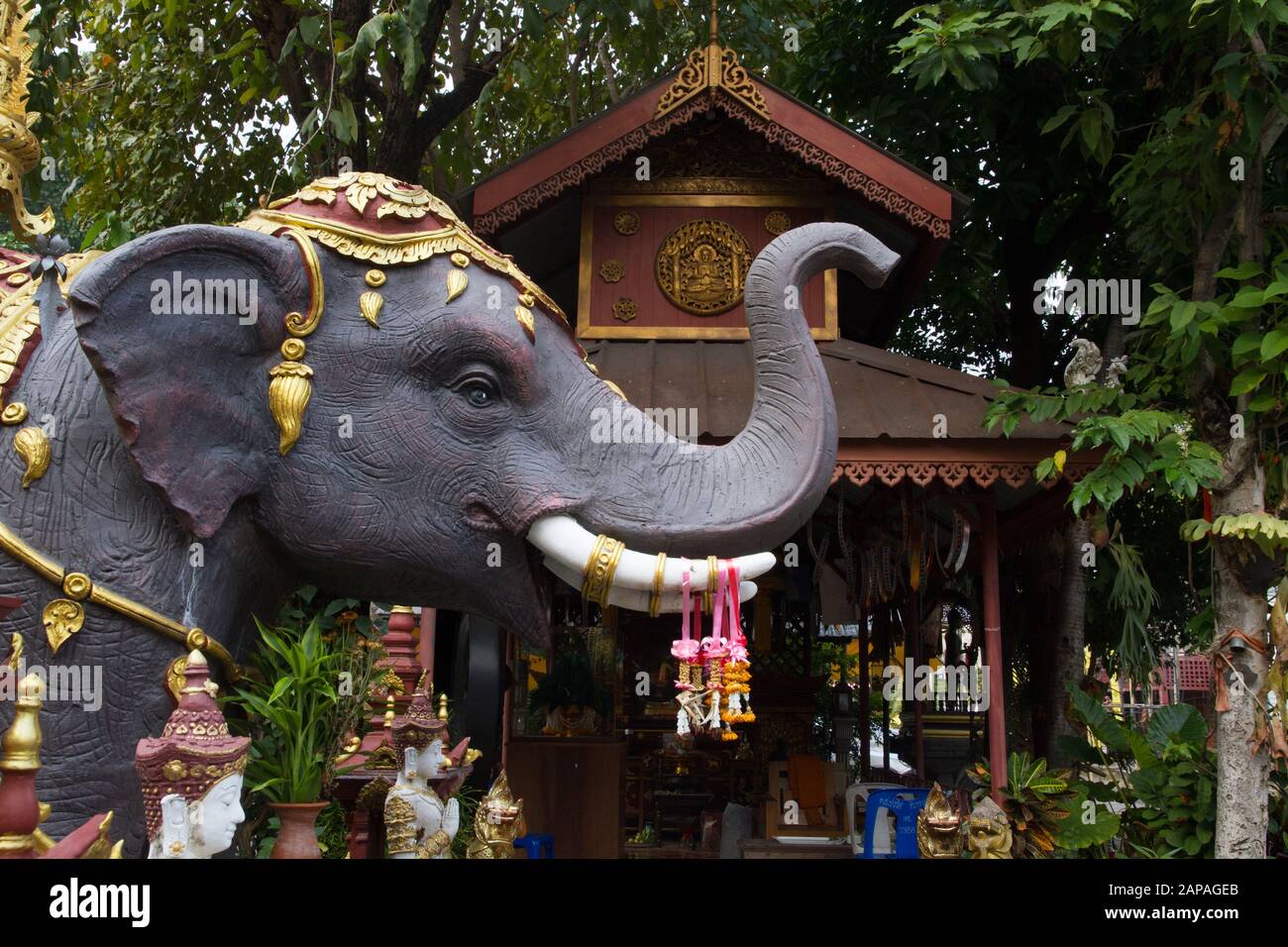 la statua dell'elefante fangs che decora l'arredamento del tempio buddhismo buddista Foto Stock