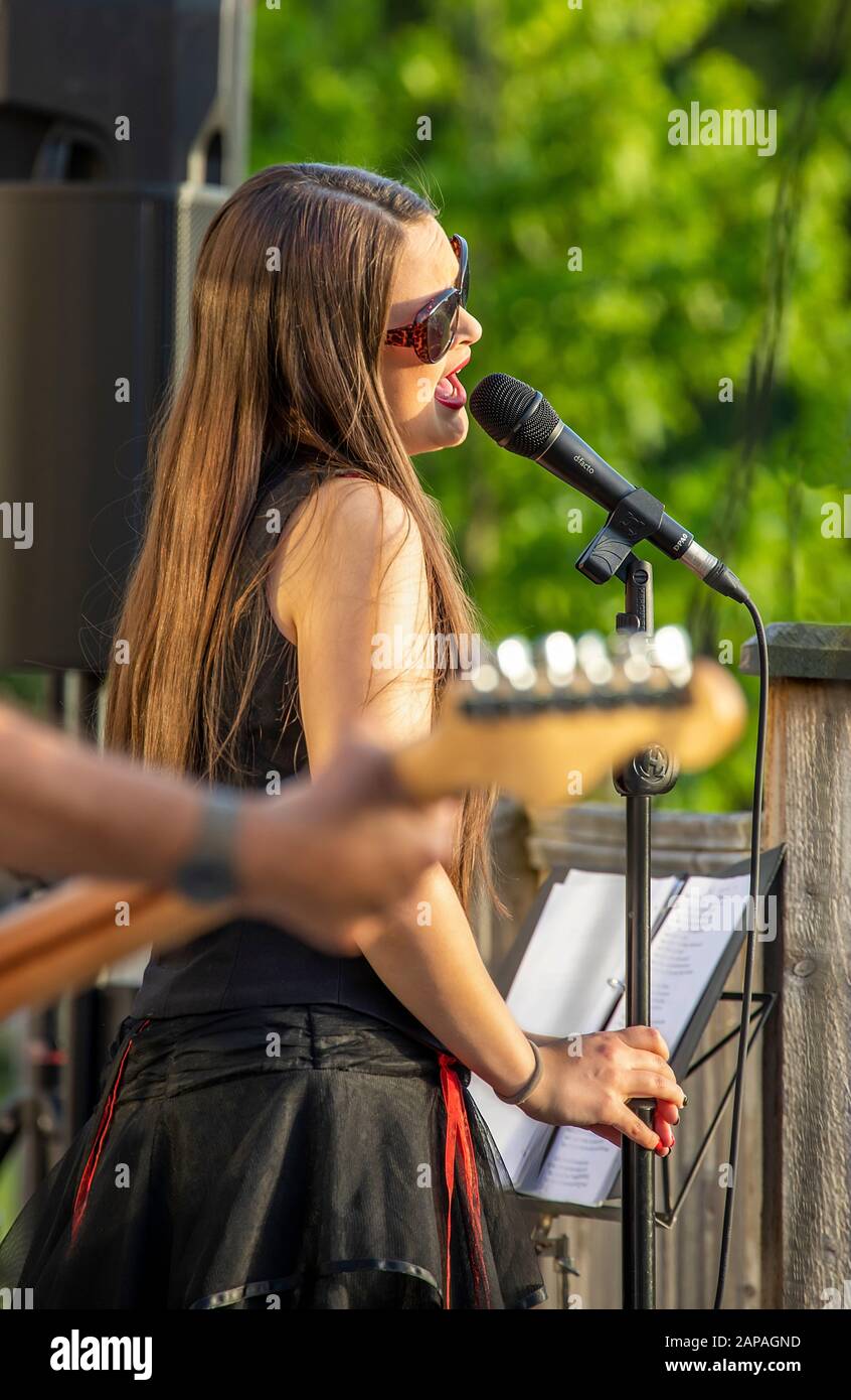 Samantha è leader di una nuova rock band chiamata '700 piedi' in Dorset UK Foto Stock