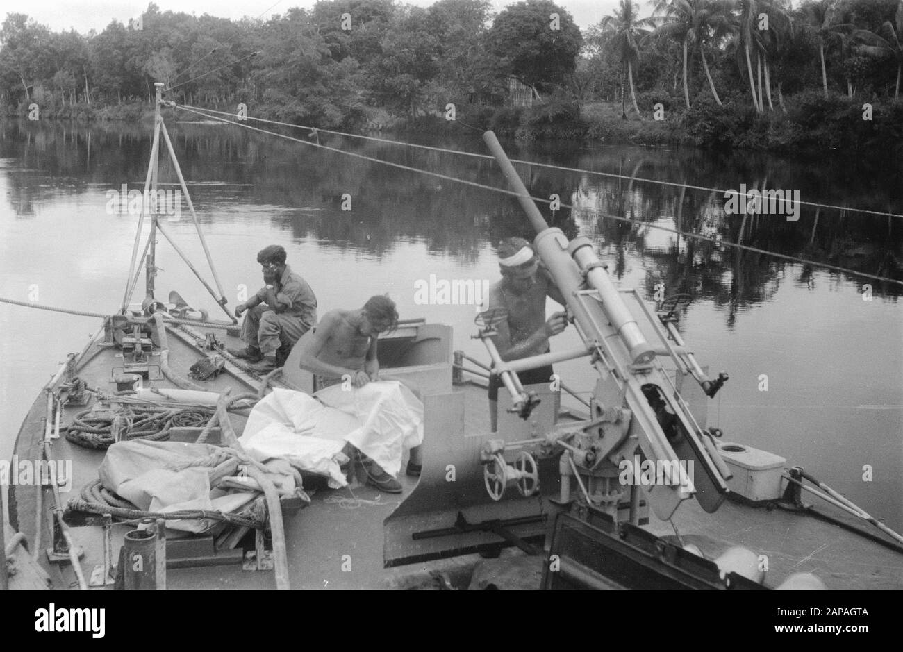 Amarch Patjitan Descrizione: Equipaggio di una barca di pattuglia in fase di manutenzione Data: 1949/01/01 luogo: Indonesia, Indie orientali olandesi, Sumatra Foto Stock