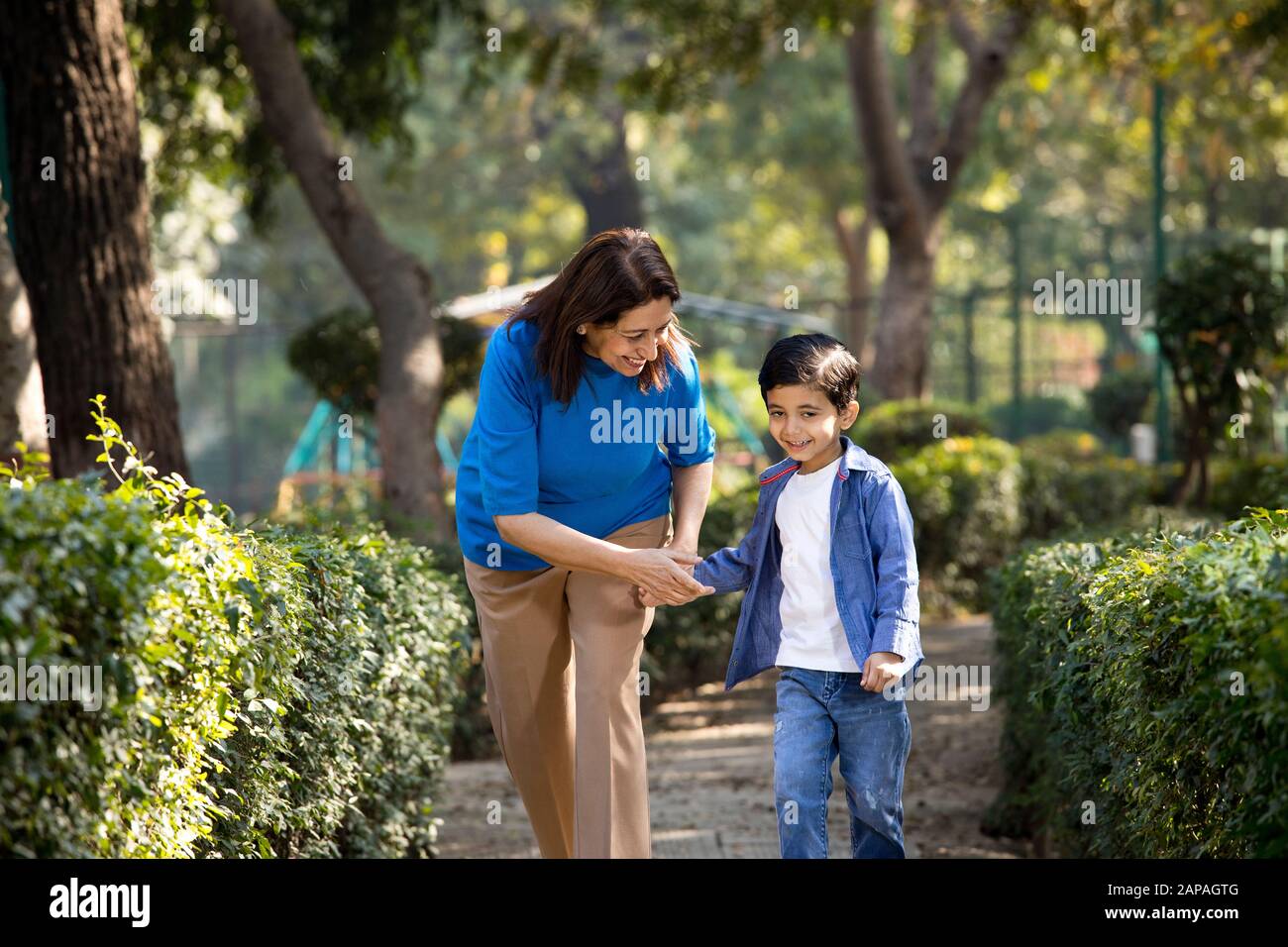 Nonna allegra che trascorre il tempo libero con nipote Foto Stock
